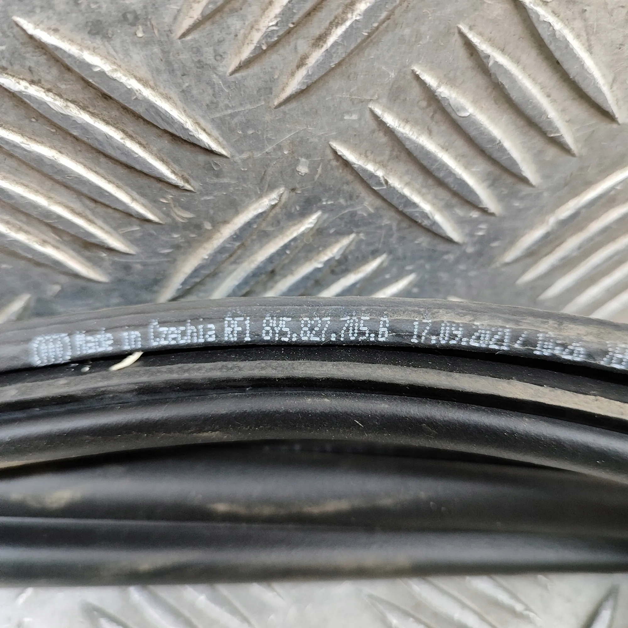 Junta de maletero Audi A3 8Y OEM 8Y5827705B image 6