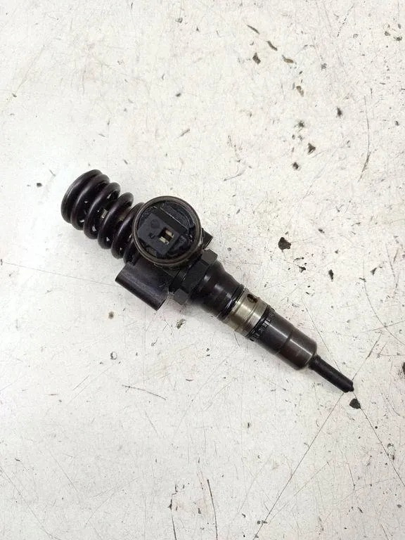 Ruiskutuspumppu VW Touran I 2.0 TDI OEM 03G130073