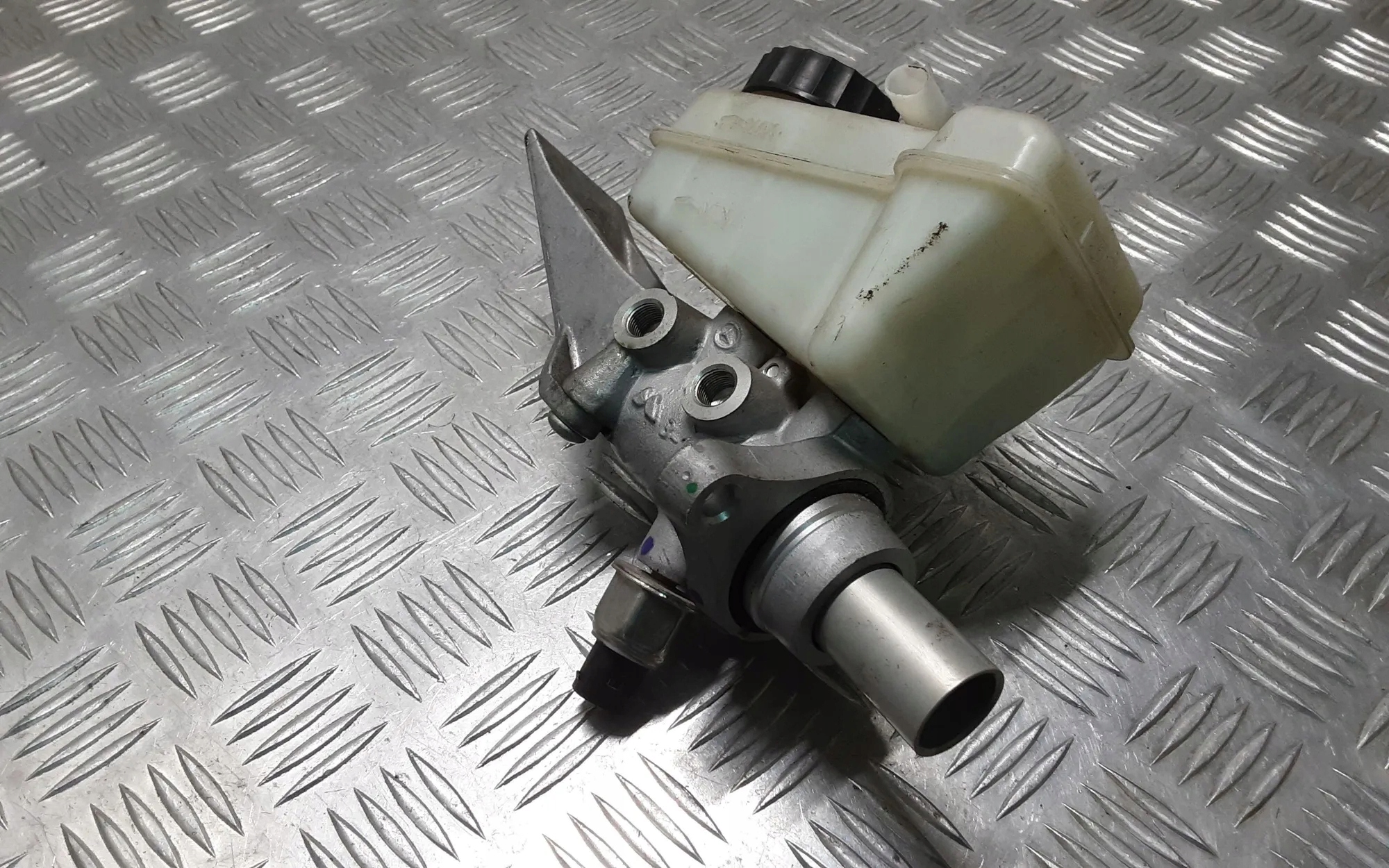 Bromscylinder OEM 26415600114 för Mercedes-Benz image 2