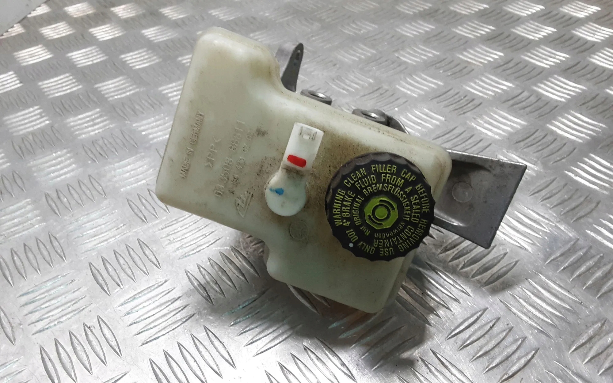 Jarru sylinteri OEM 26415600114 Mercedes-Benzille