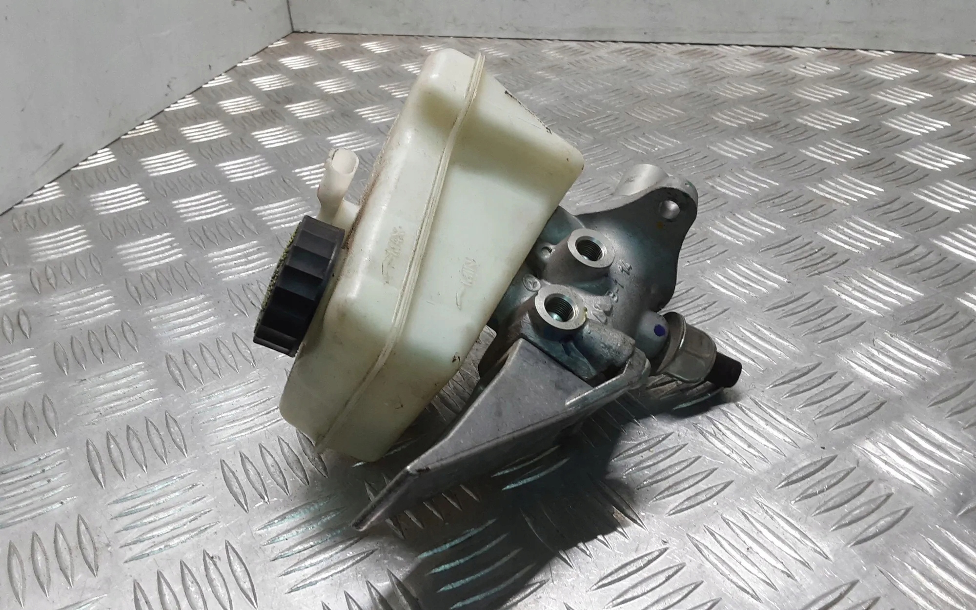 Bromscylinder OEM 26415600114 för Mercedes-Benz image 3