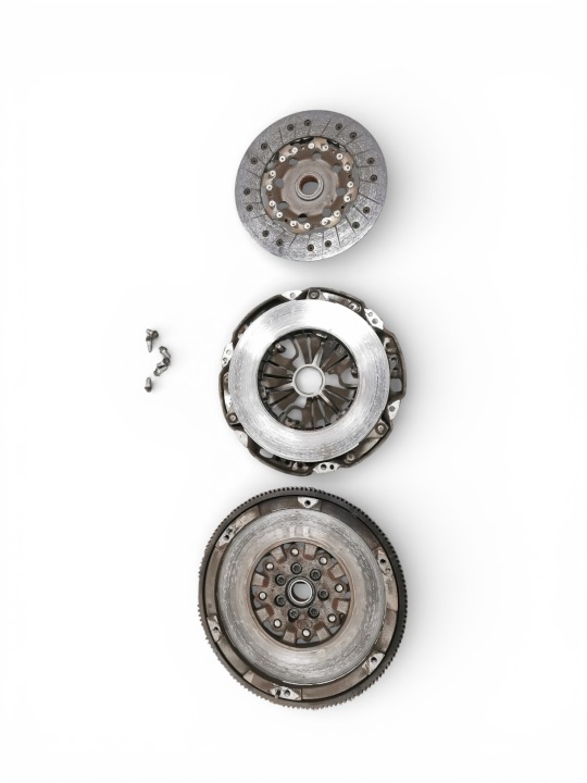 Kytkinlevy ja painelevy MERCEDES W176 W246 W117 1.5CDI A6070300605