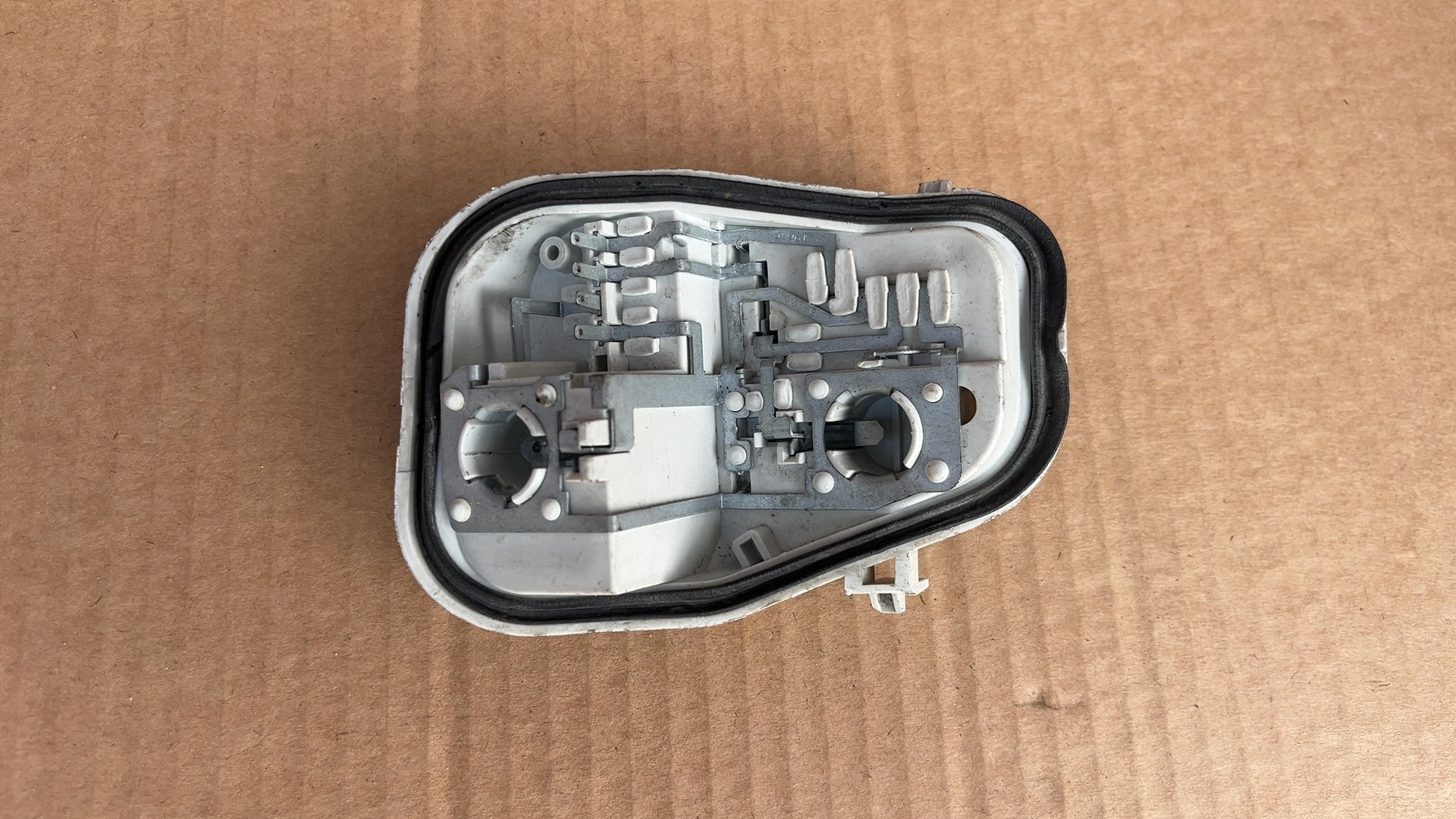 OEM 4F9945221C Takavalonliitin Audi A6 Avant image 2