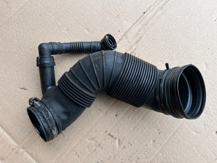 Ilmaputki letku VW Passat B6 2005-2010 2.0 TDI 3C0129654