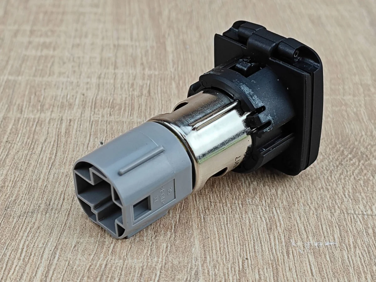 12V pistorasia VW Amarok Ranger BB5T19487BAW