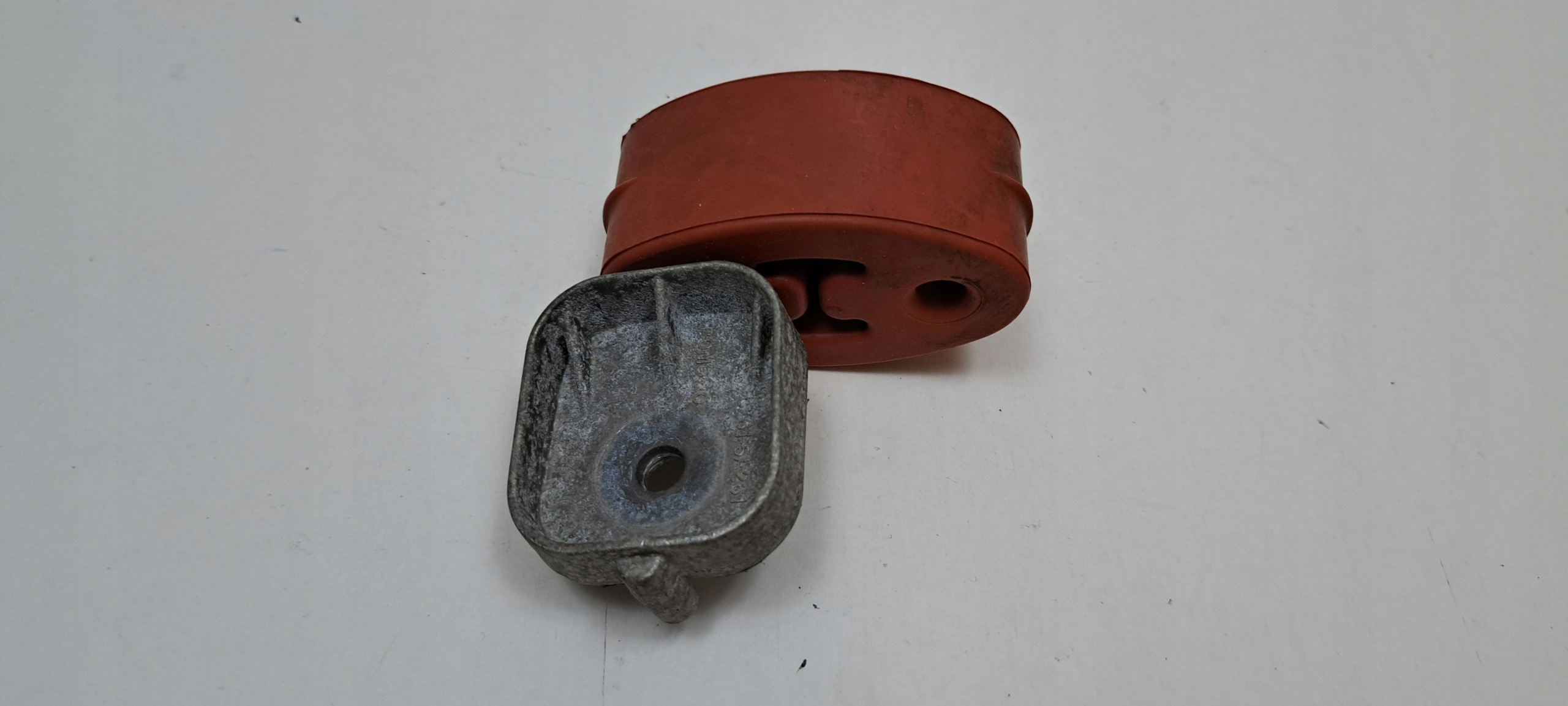 Suporte de escape Ford OE LX61-5A261-FA Usado image 2