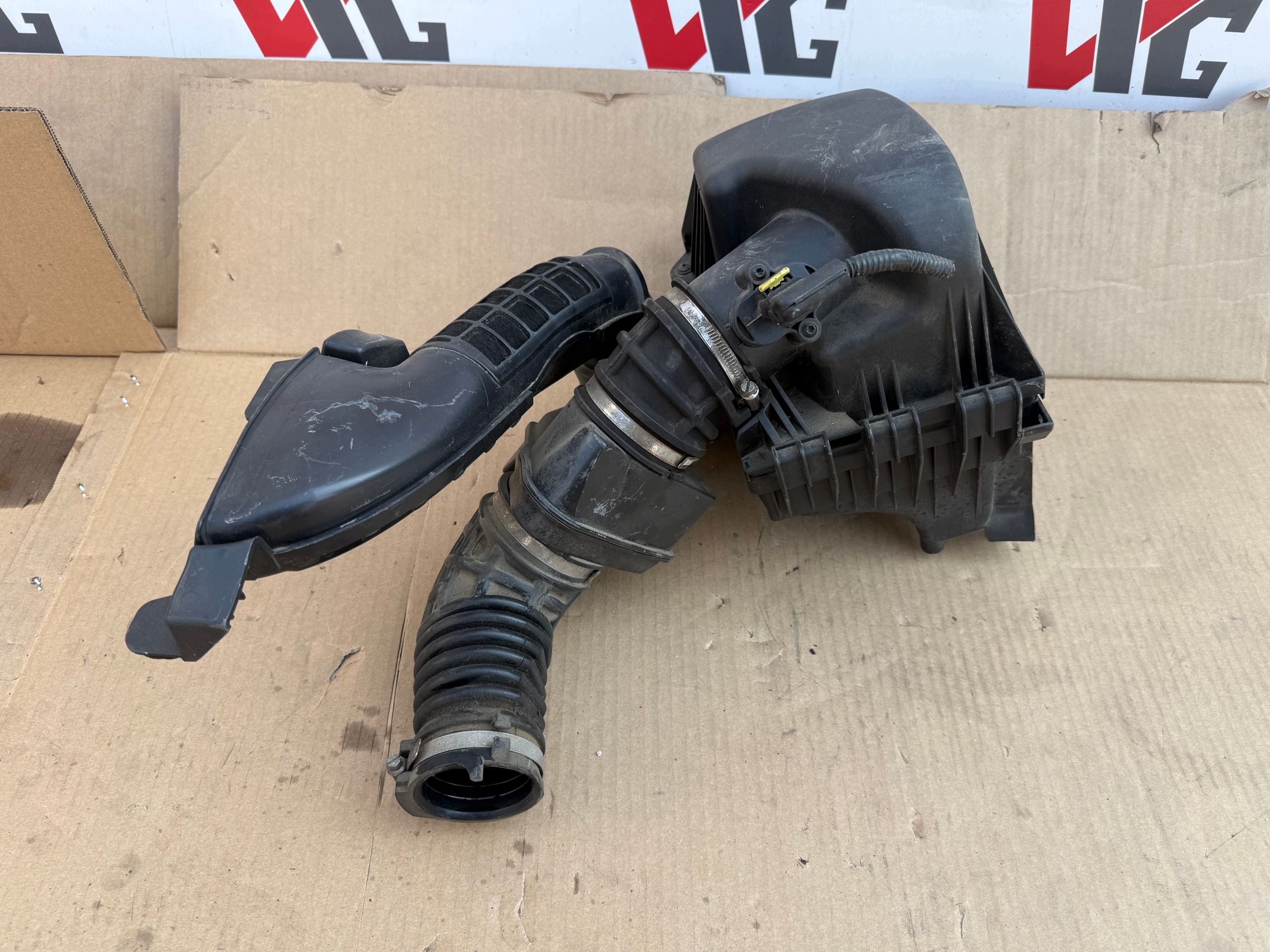 Luftfilterhus Opel Mokka A 1.5 cdti OEM 13490988 image 2