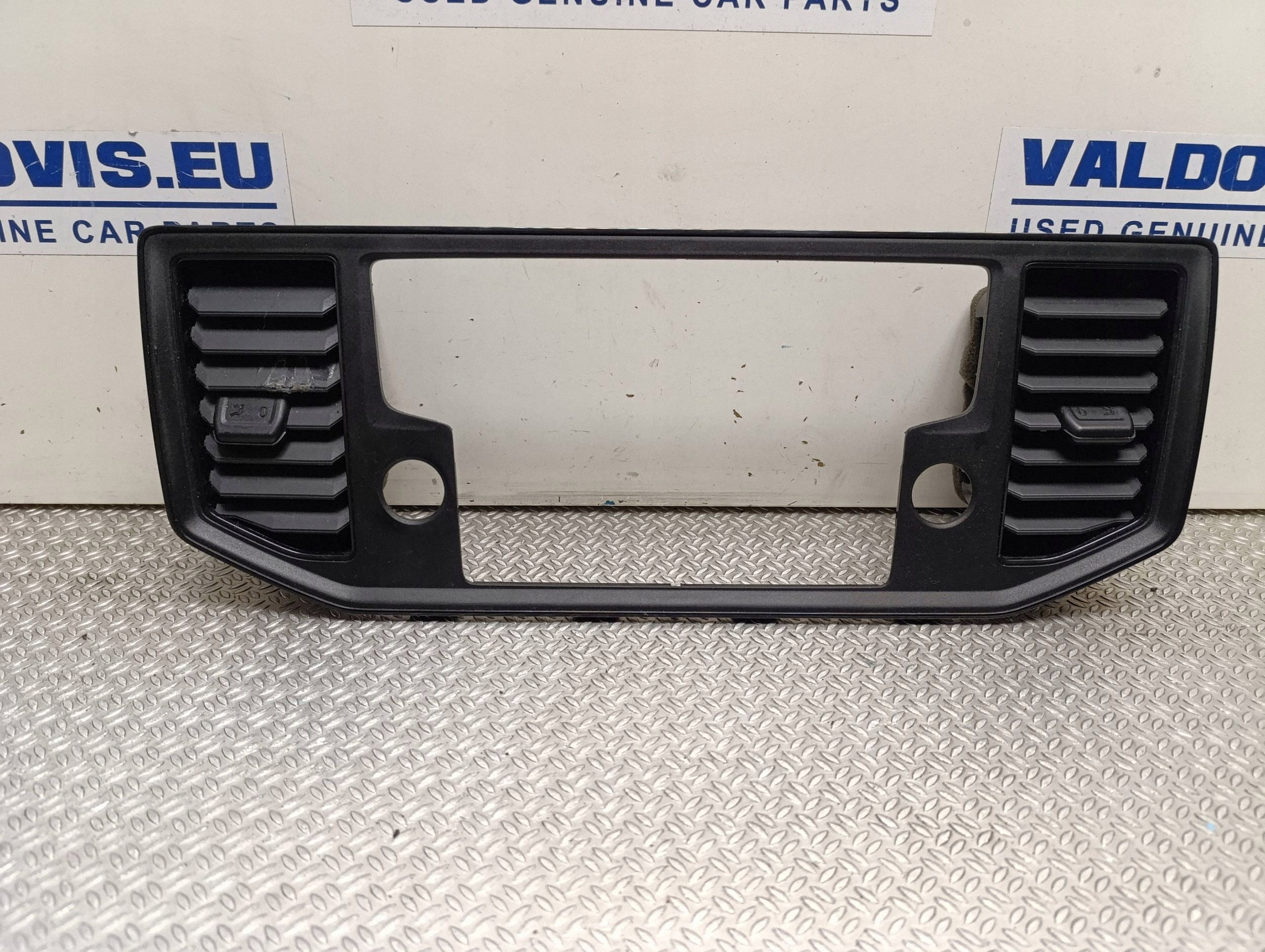 Ram Ventilationsgall Konsol Fram OEM 7C0857038F image 2