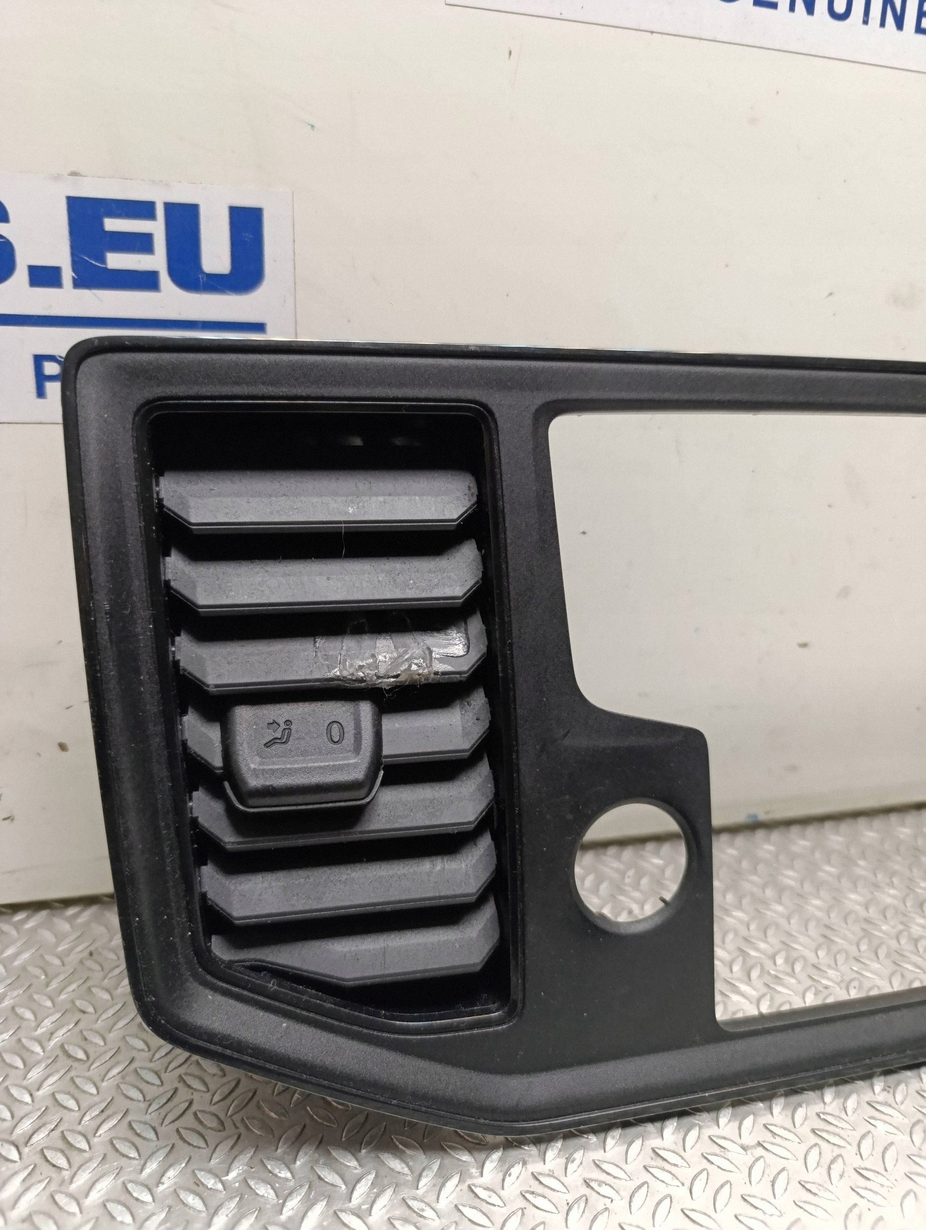 Kehys Tuuletusritilä Konsoli Etu OEM 7C0857038F