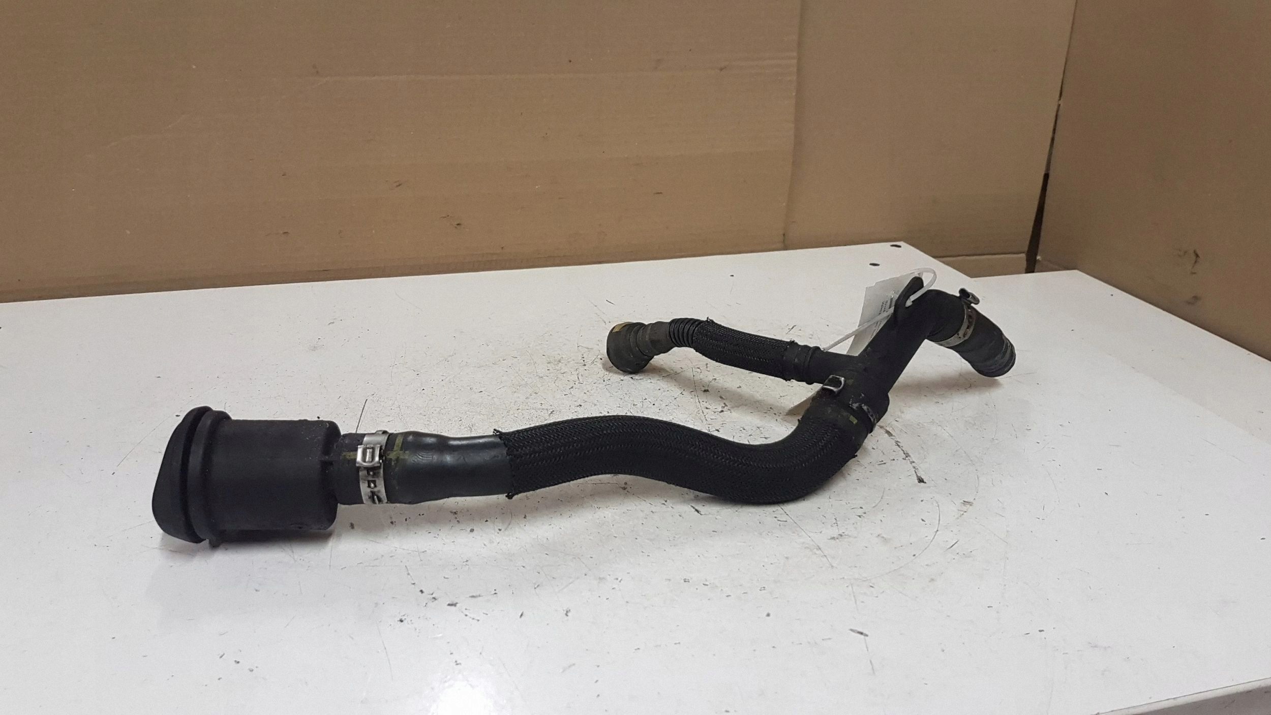 Öleinfüllstutzen Ford Galaxy OEM 71044880 - Gebraucht image 2