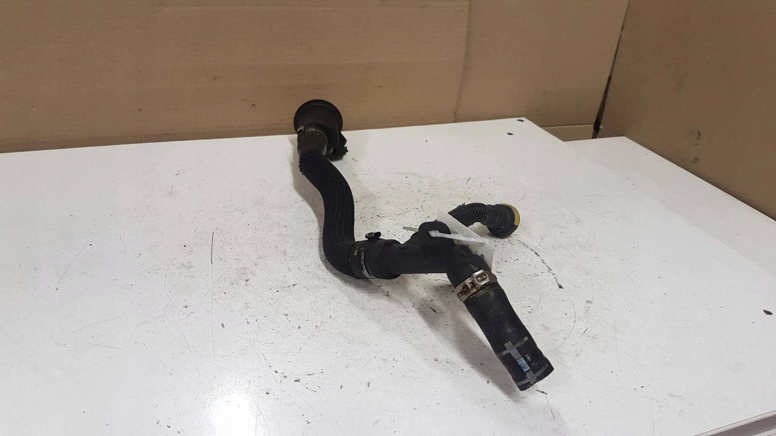 Öleinfüllstutzen Ford Galaxy OEM 71044880 - Gebraucht image 3