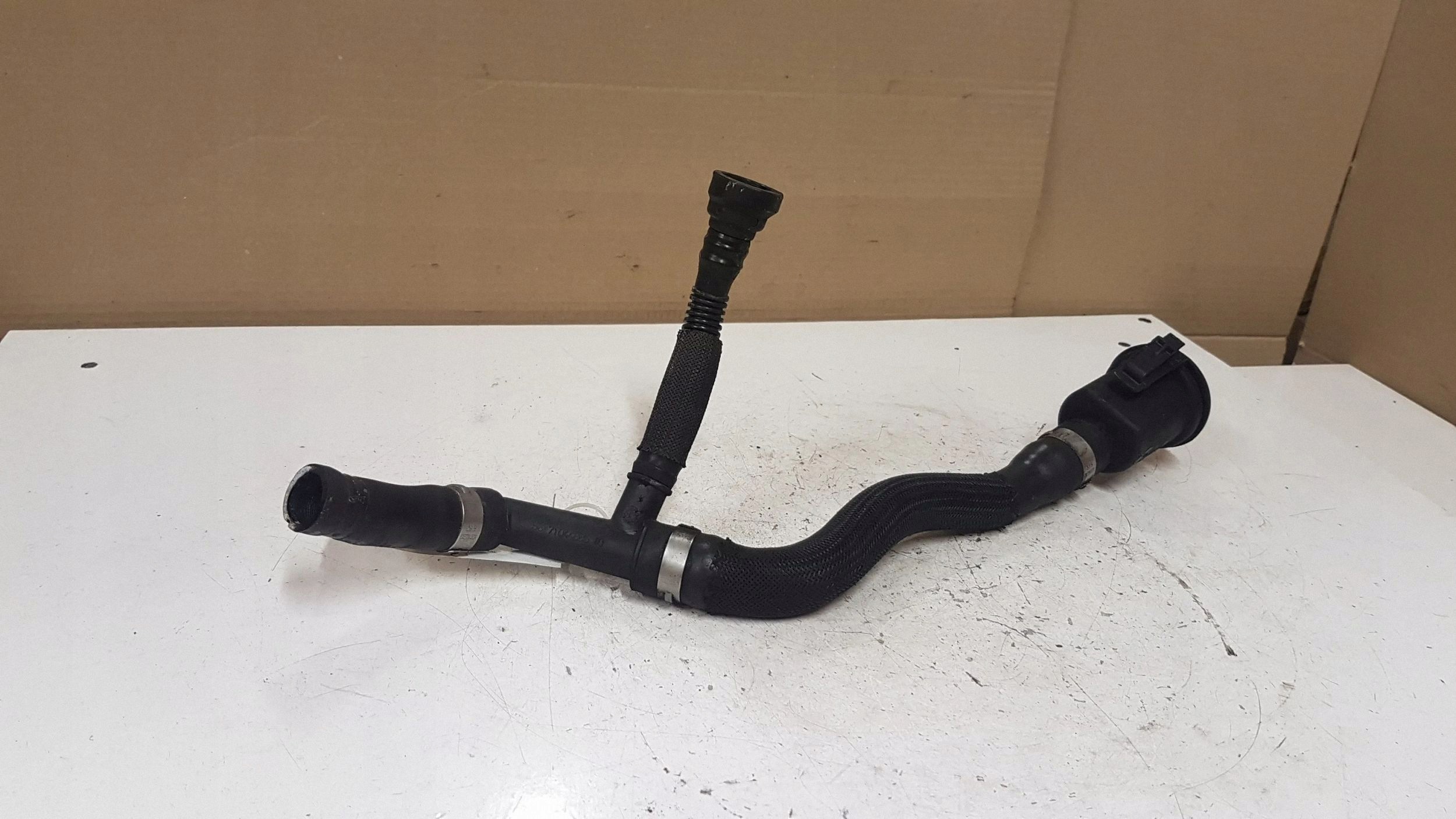 Öleinfüllstutzen Ford Galaxy OEM 71044880 - Gebraucht image 4