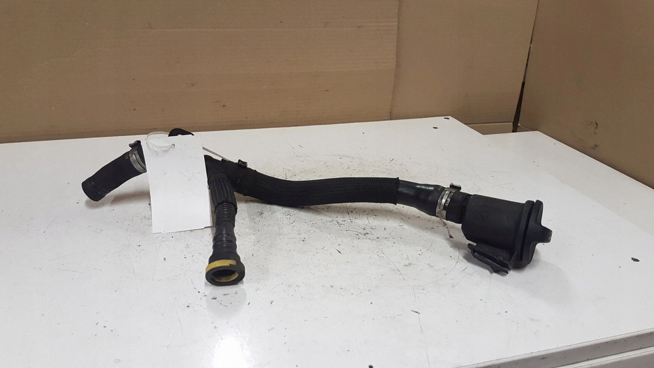 Öleinfüllstutzen Ford Galaxy OEM 71044880 - Gebraucht image 5