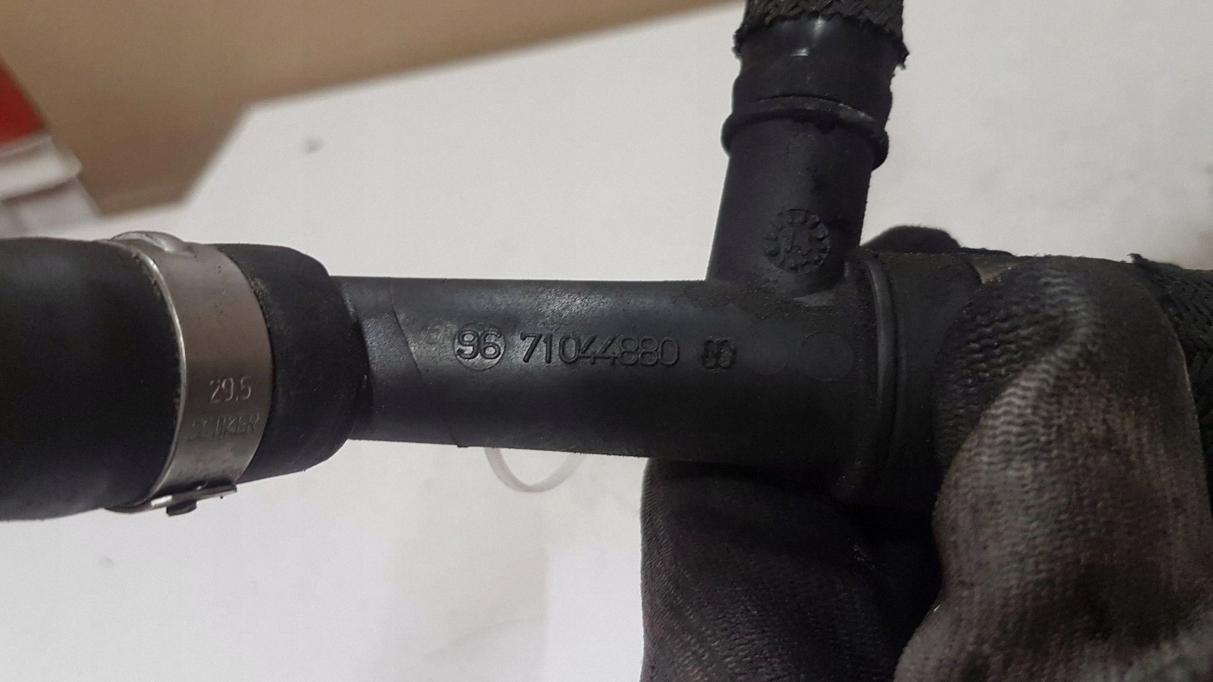 Öleinfüllstutzen Ford Galaxy OEM 71044880 - Gebraucht image 6