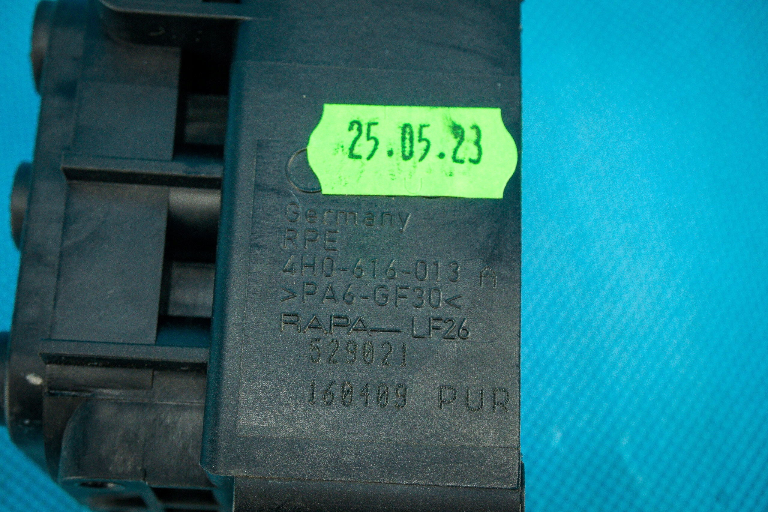 Audi A7 4G Federbeinhalter OEM 4H0616013A image 4