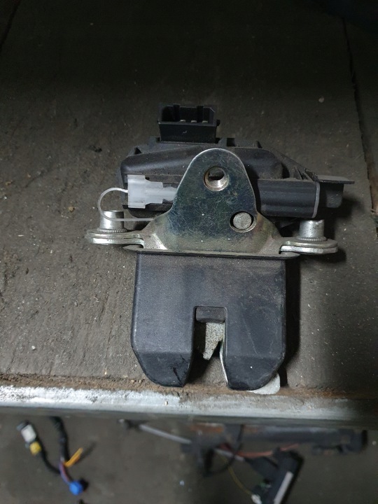 SKODA FABIA 2 II ROOMSTER TAKALUUKUN LUKKO - TAKALUUKKU 5J0827501C - 3 PIN