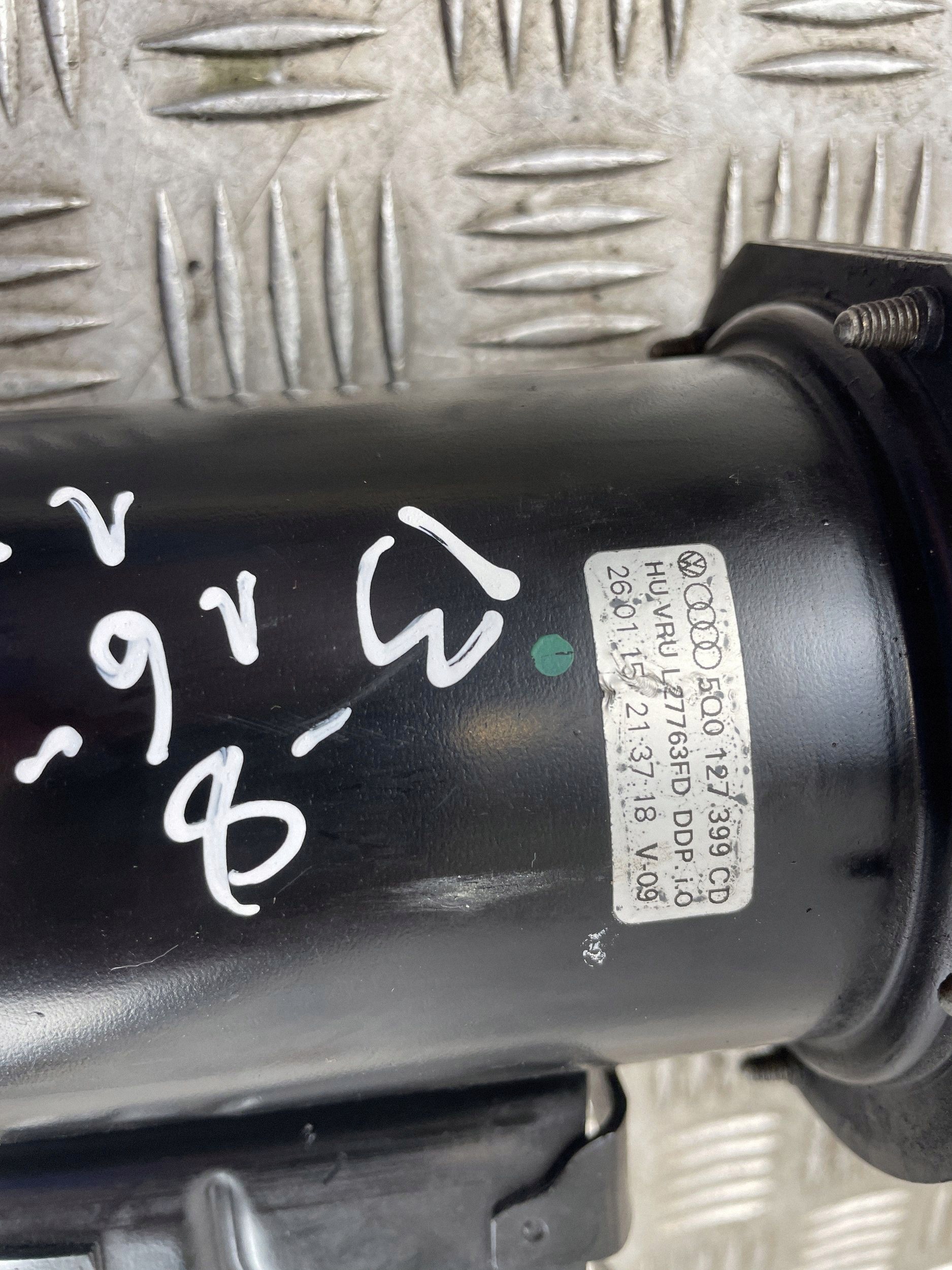 Bränslefilterhus VW TIGUAN OEM 5Q0127401 2.0L diesel image 4