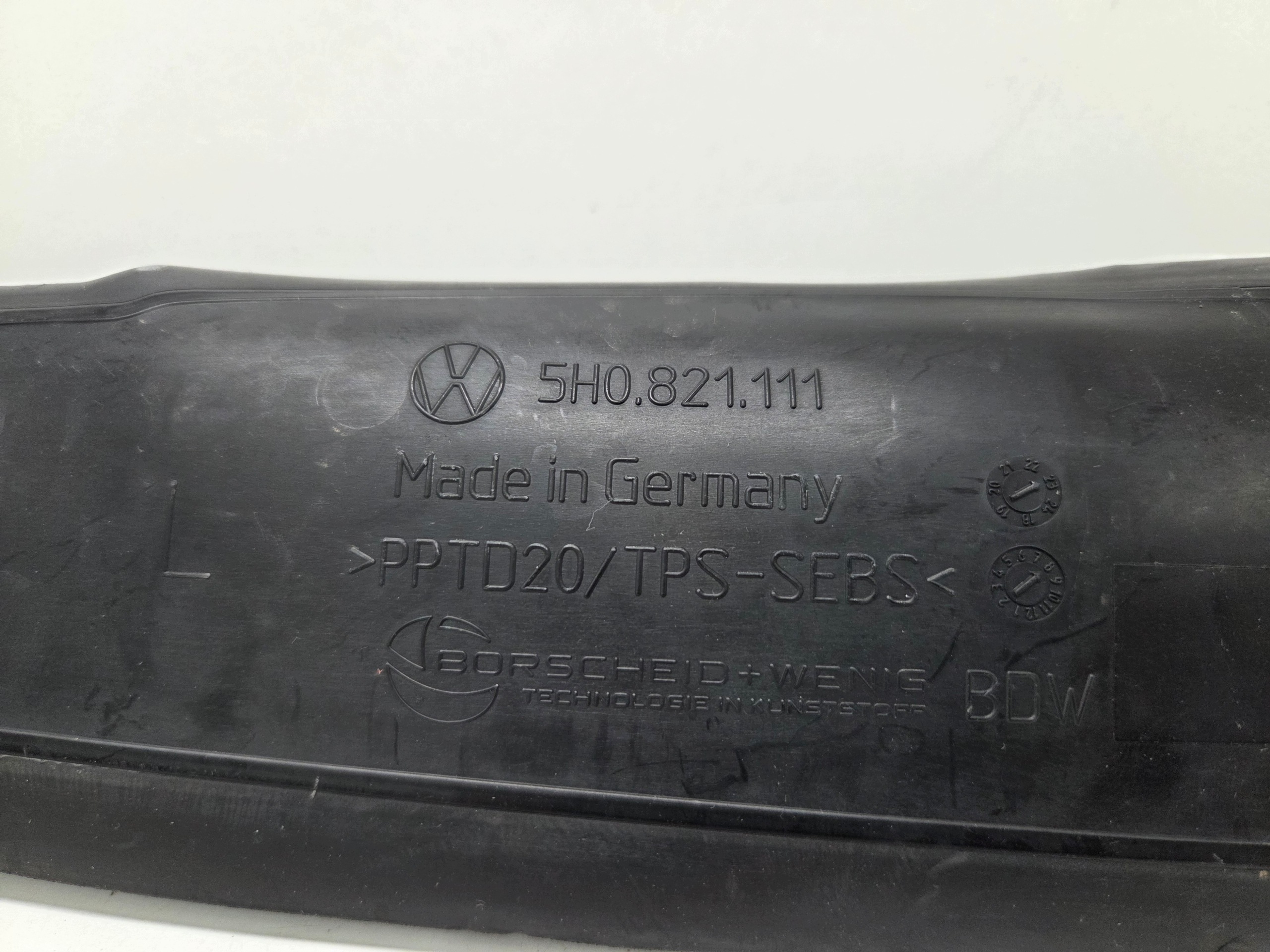 Garniture d'aile VW OEM 5H0821111 - État utilisé image 3