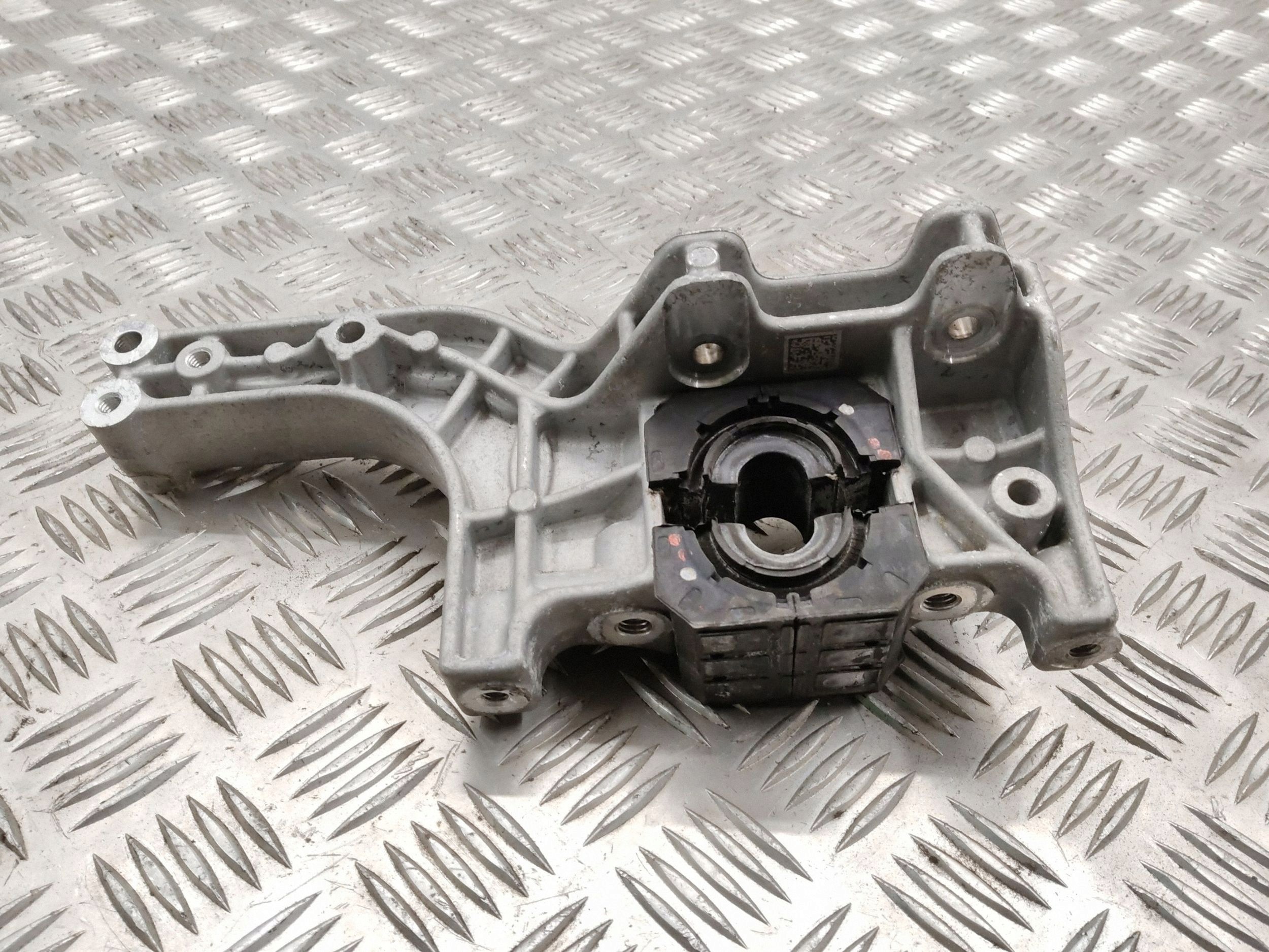 Audi OE Etustabilisaattorikiinnike OEM 9J1413358A