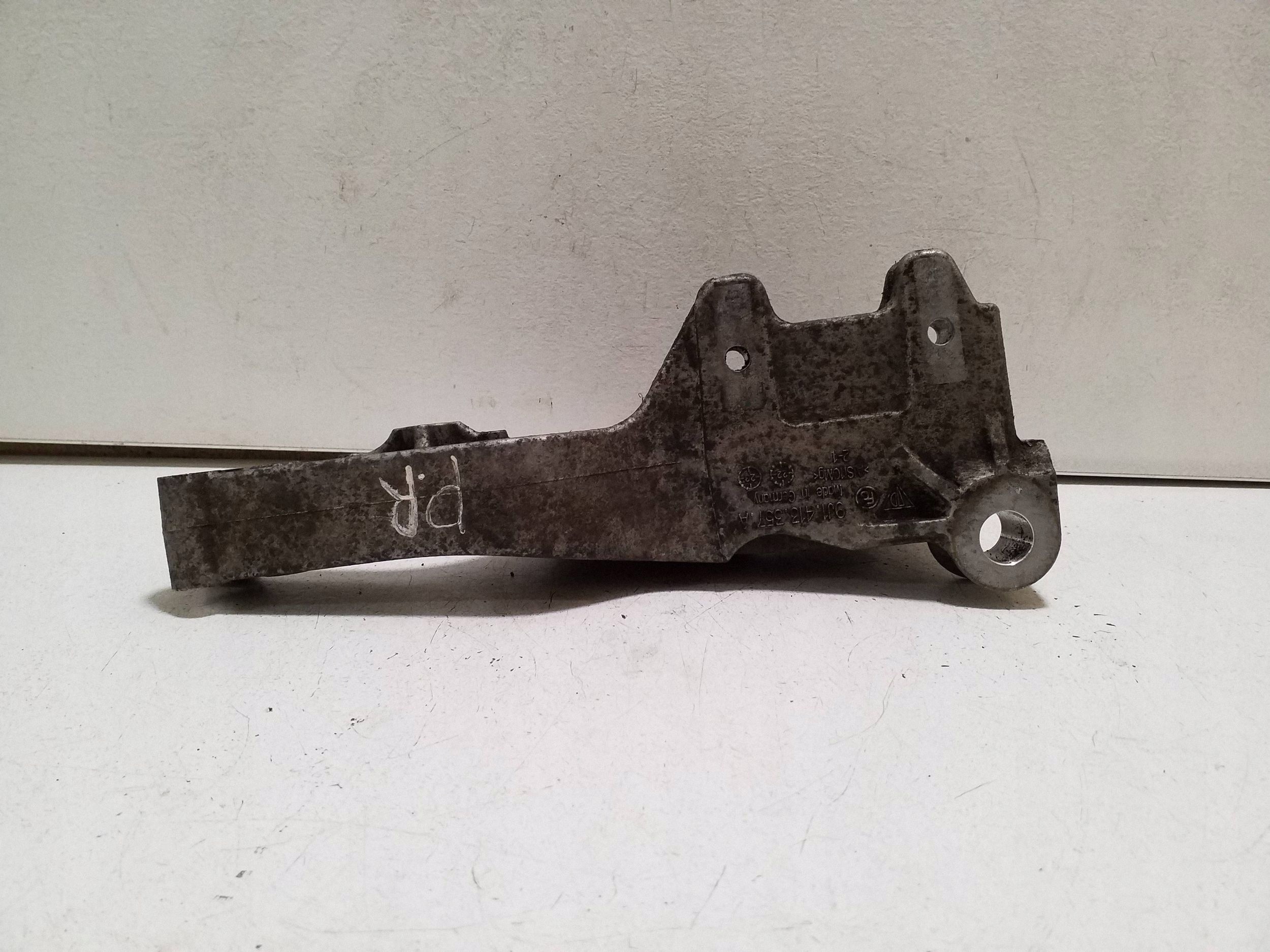 Audi OE Front Stabilizer Bracket OEM 9J1413357A image 3