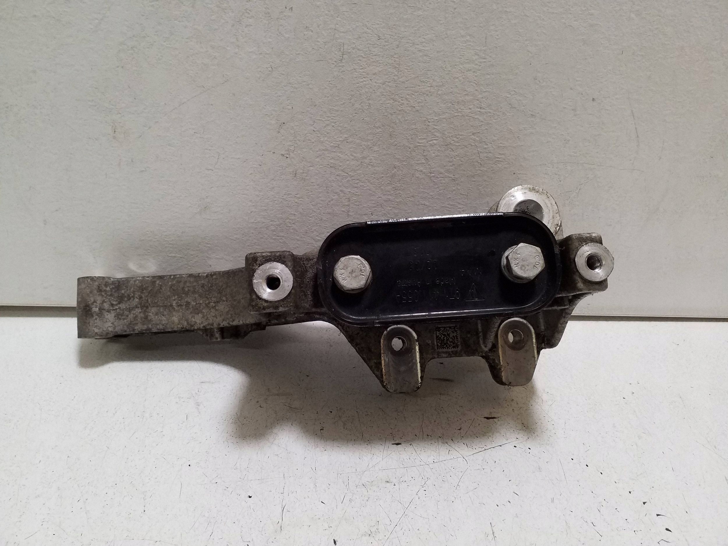 Audi OE Front Stabilizer Bracket OEM 9J1413357A image 4