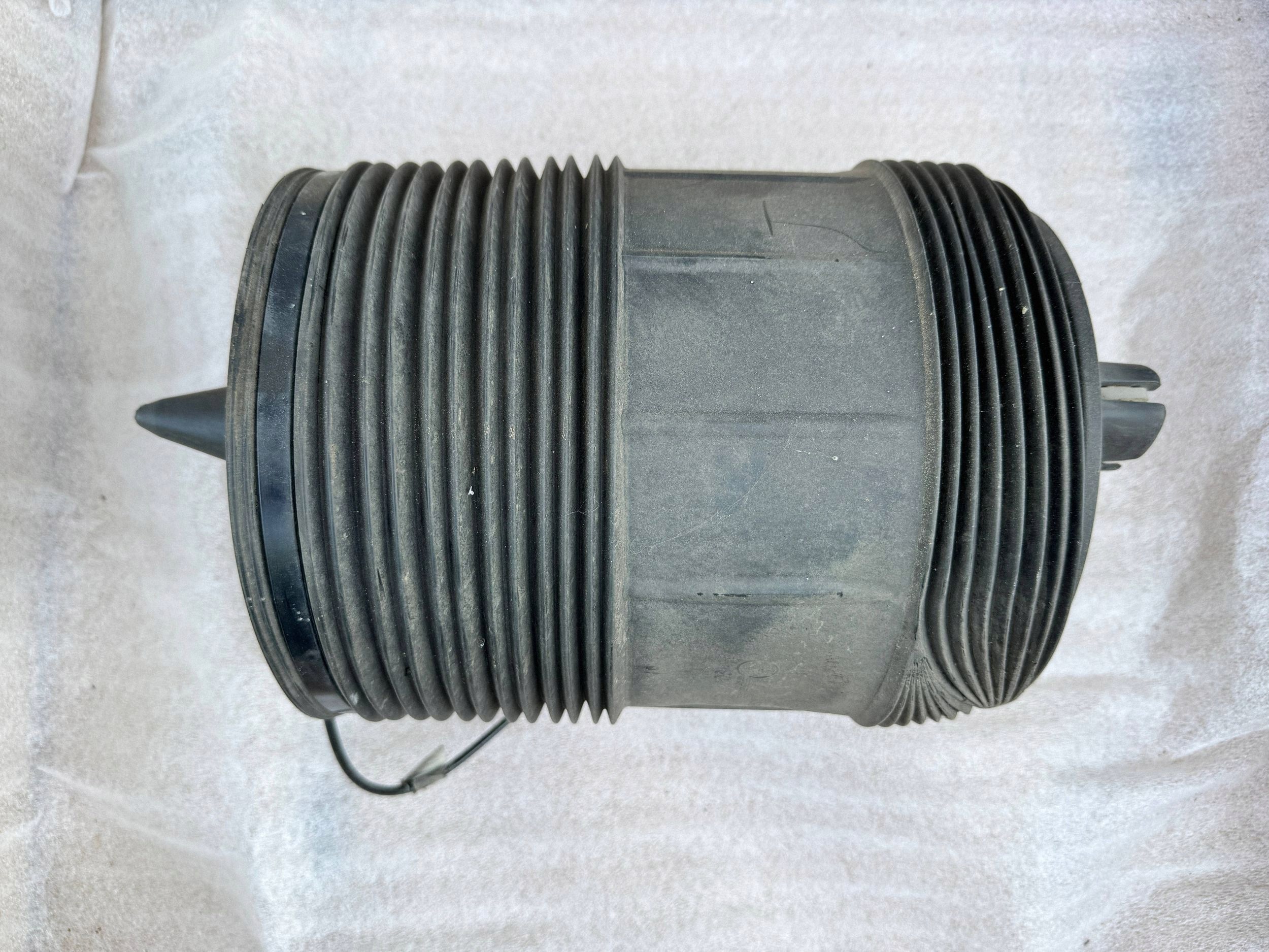 Audi Q7 II Ilmaisuojus OEM 4M0616002Q Taka Oikea