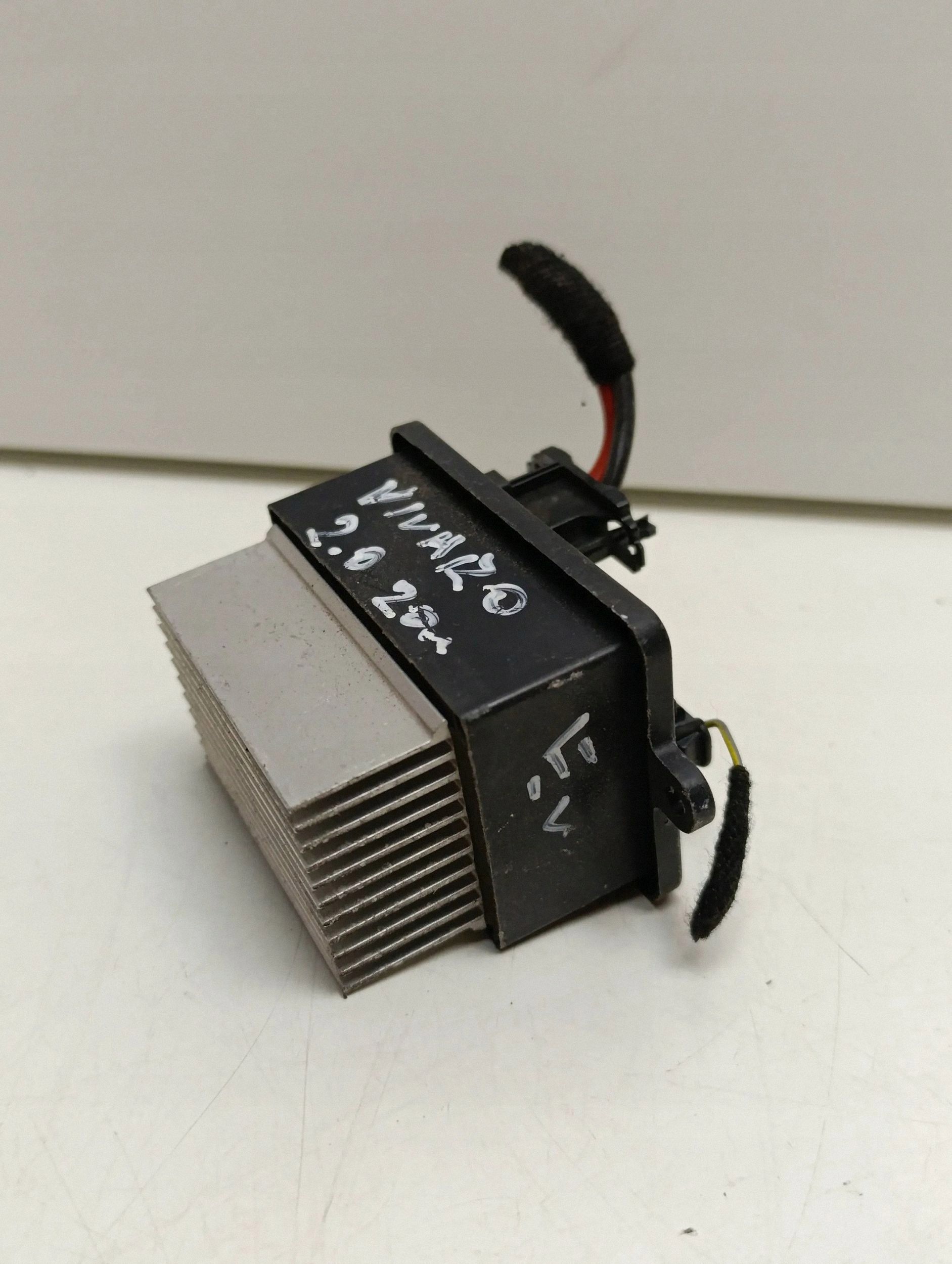 Opel OE Sytytystulppa OEM 12V43003000 2.0L Moottoriin