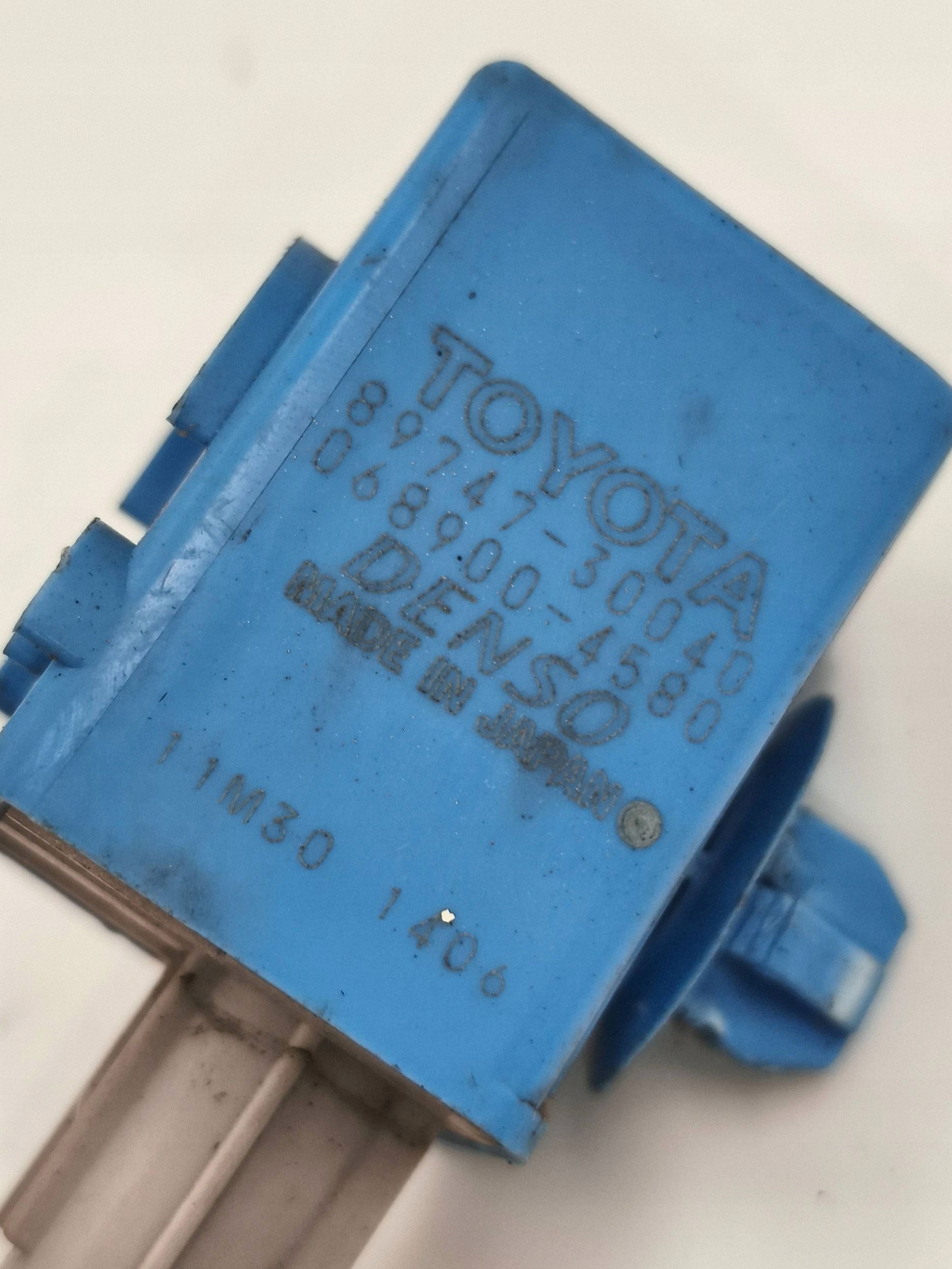 Relé Toyota Sienna OEM 0897006890 - Usado image 5