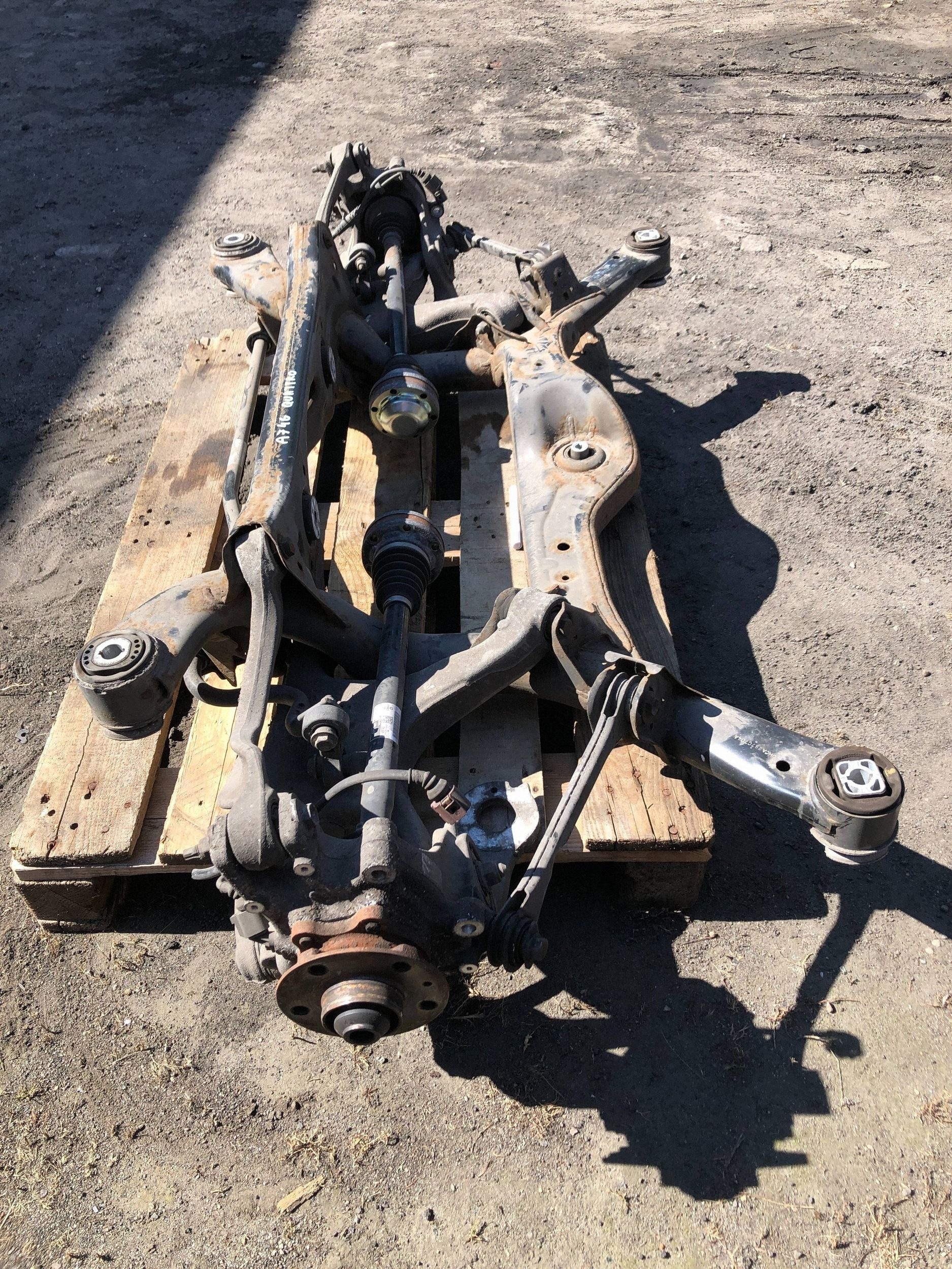 OEM 4G0505235AD Takajousipalkki Audi A7:lle