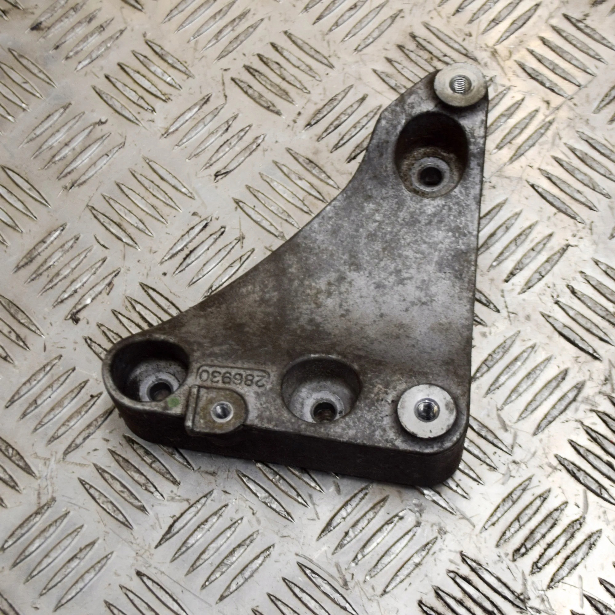 Maserati Ghibli AC-kompressorin pidike OEM 286930 image 4