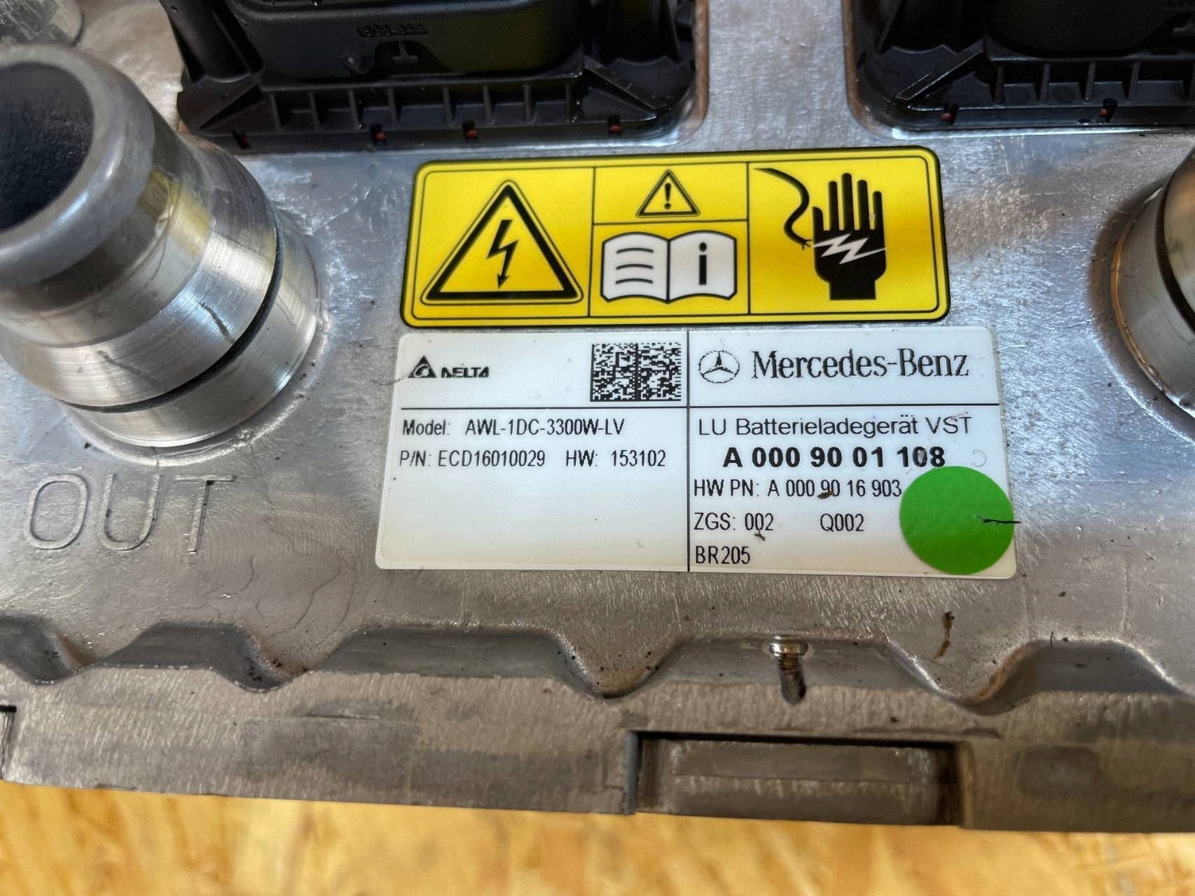 Cargador batería Mercedes-Benz OEM A0009001108 Usado image 10