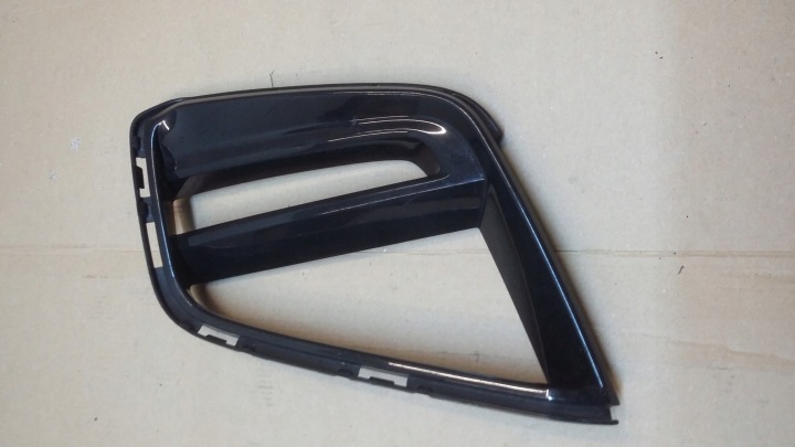 Etupuskurin säleikkö oikea M-paketti BMW 1 F40 8075334