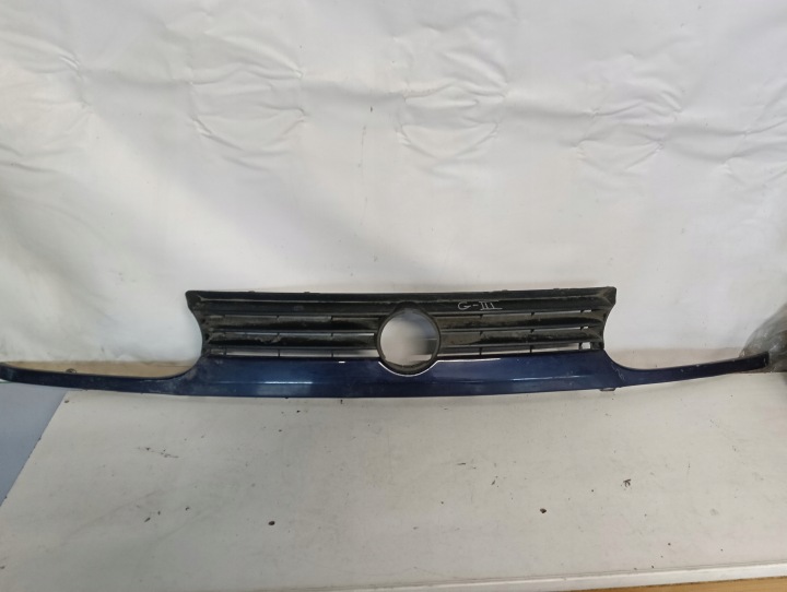 VW Golf III jäähdyttimen säleikkö merkki 1H6853653C