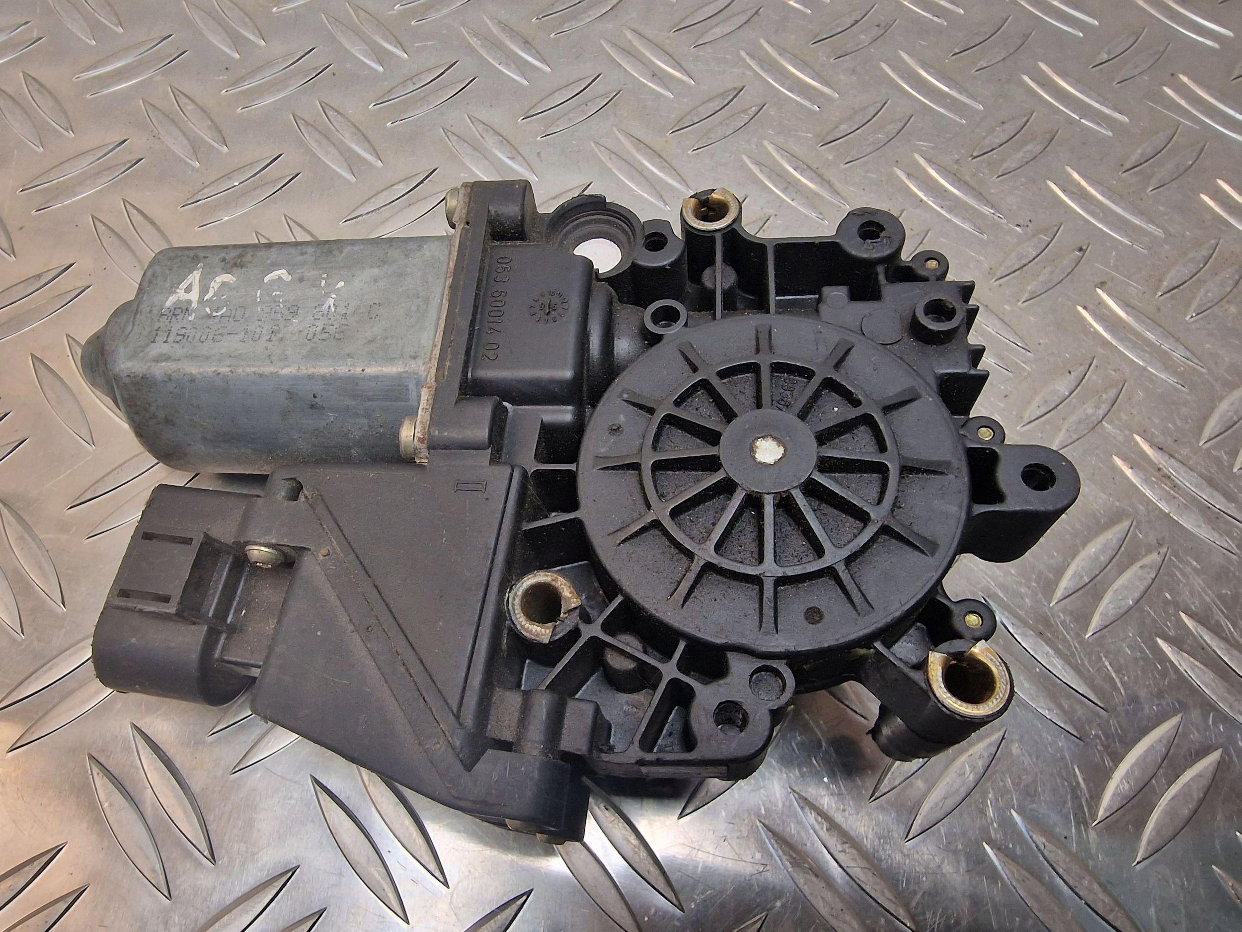 1996 Audi A6 S6 C4 4A Achterruitmotor 4A0959801C image 2