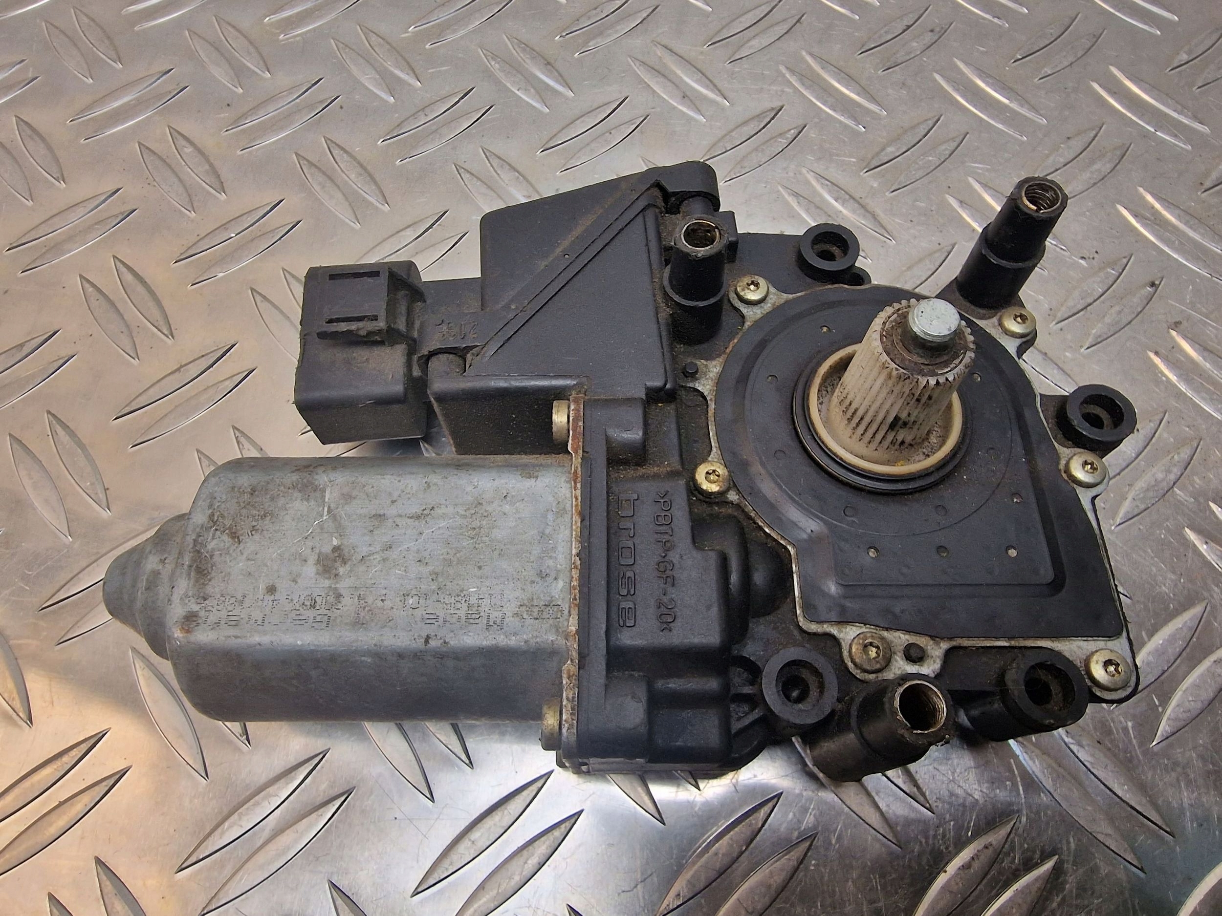 1996 Audi A6 S6 C4 4A Achterruitmotor 4A0959801C image 4