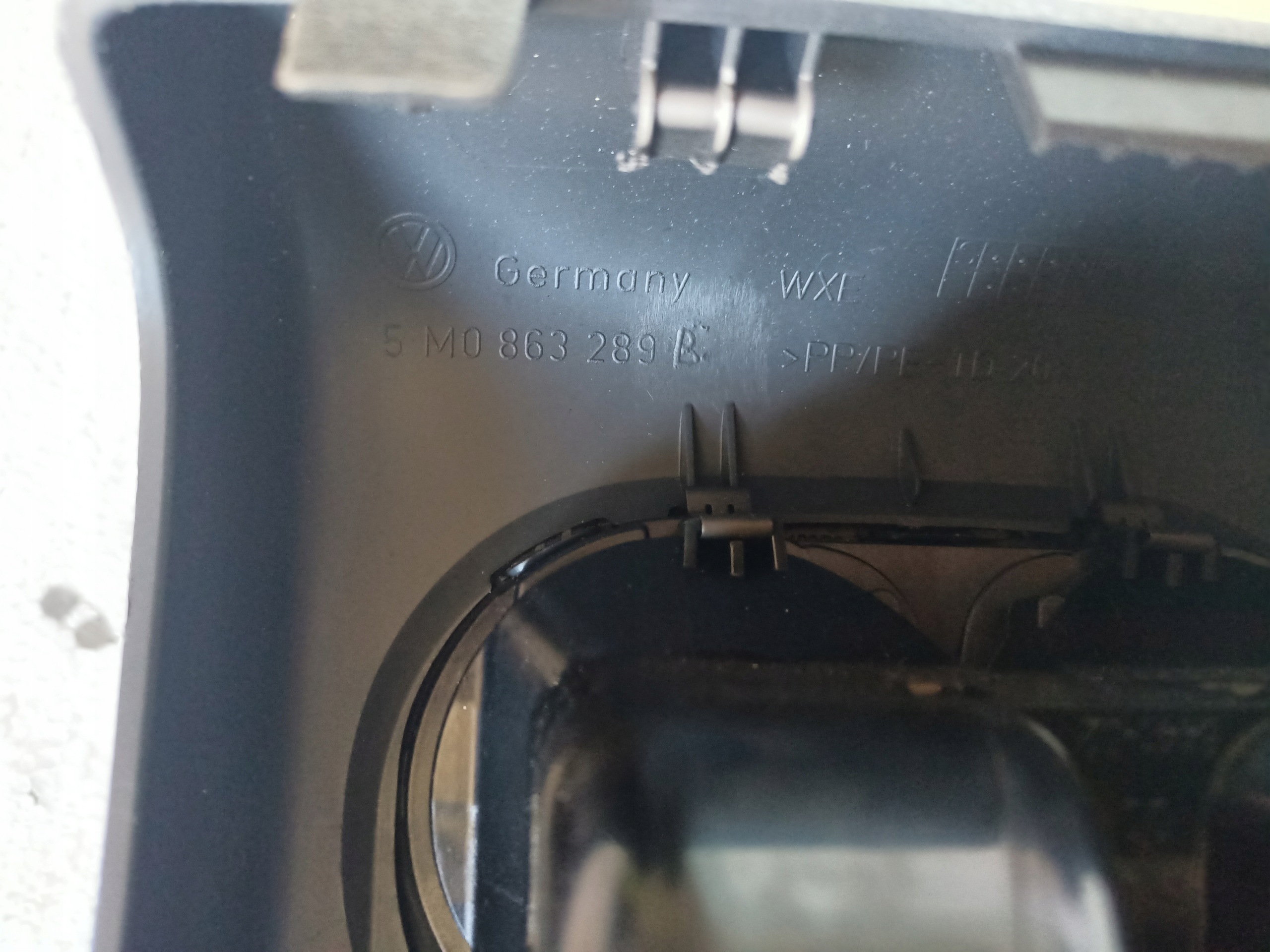 OEM 5M0863289B tunnelin kansikehys VW Golf Plus:lle image 6