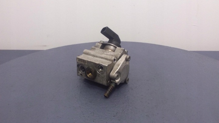 AUDI A4 B6 2.0 B FSI KORKEAPAINEPOLTTOAINEPUMPPU 06D127025P 0261520008