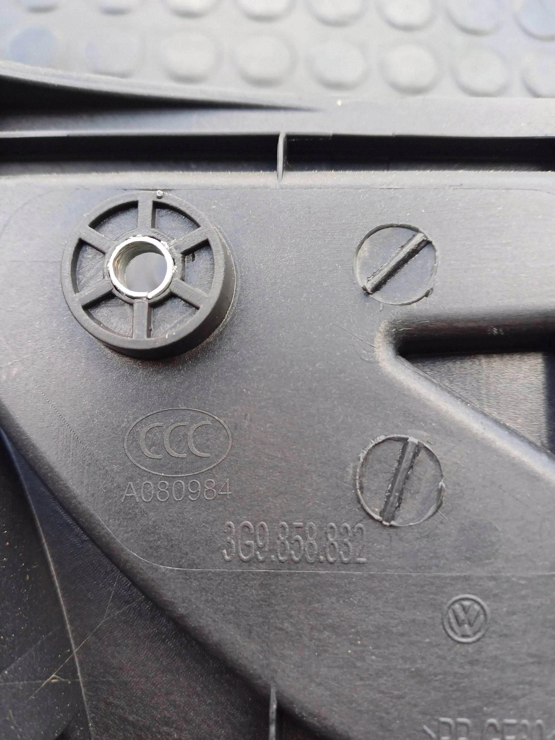 VW Passat B8 Oikea Kattojalka OEM 3G9858832 image 3