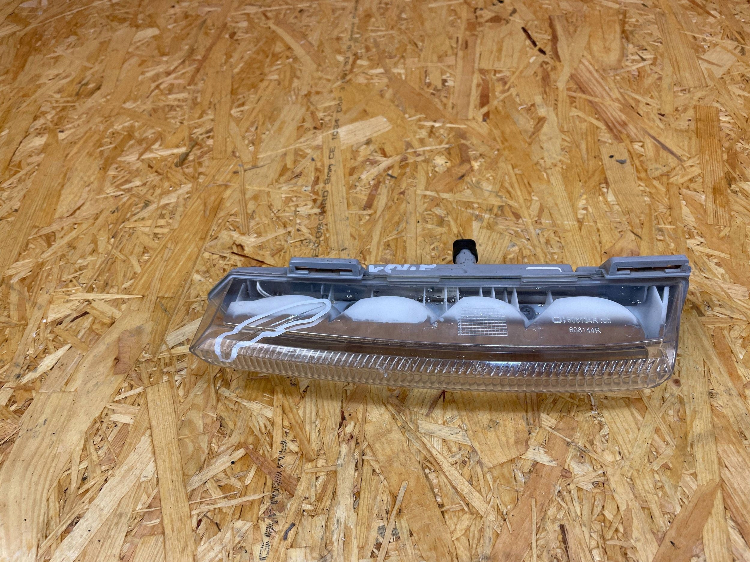 Mercedes-Benz Halogen Rechts Vorne LED DRL Kühlergrill A2049069200 image 2