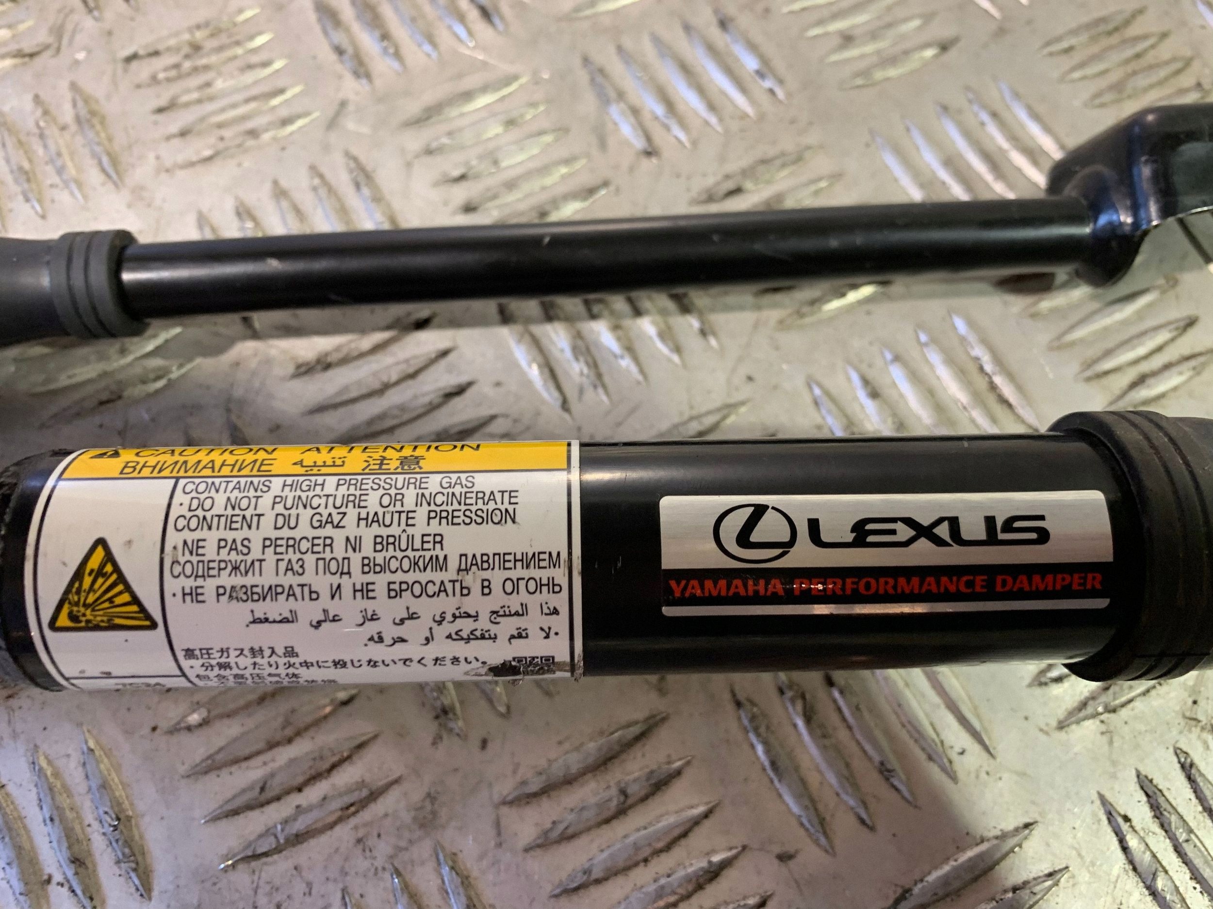 UTO10524 Ohjauspylvään vaimennin Lexus NX 2016