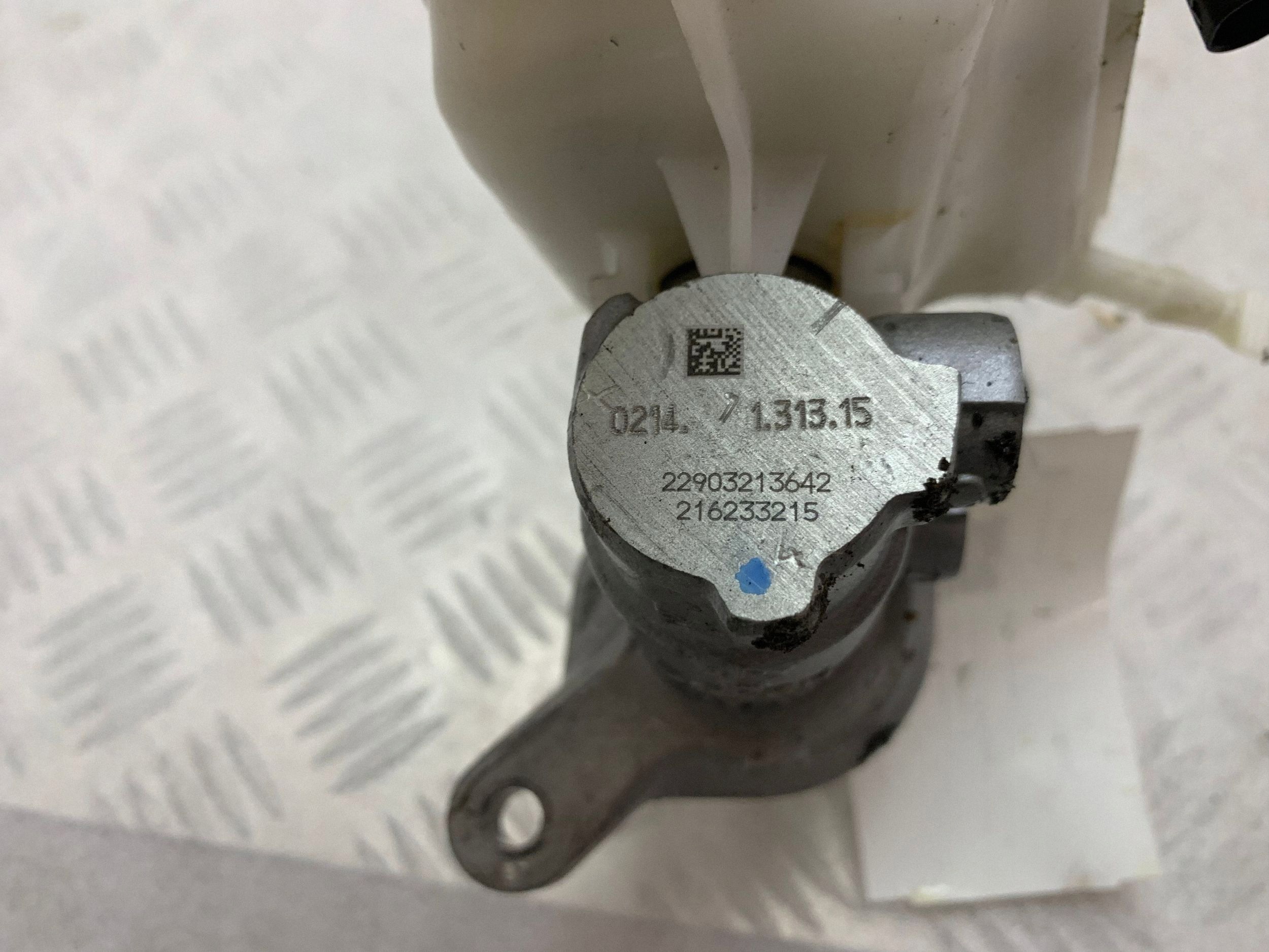 Depósito de líquido de freno BMW OEM 6866164 - Usado image 3
