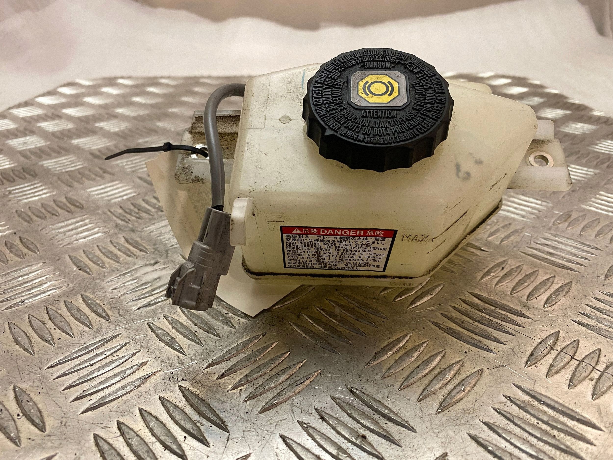 Bremsflüssigkeitsbehälter Lexus NX OEM UTO35173 image 2