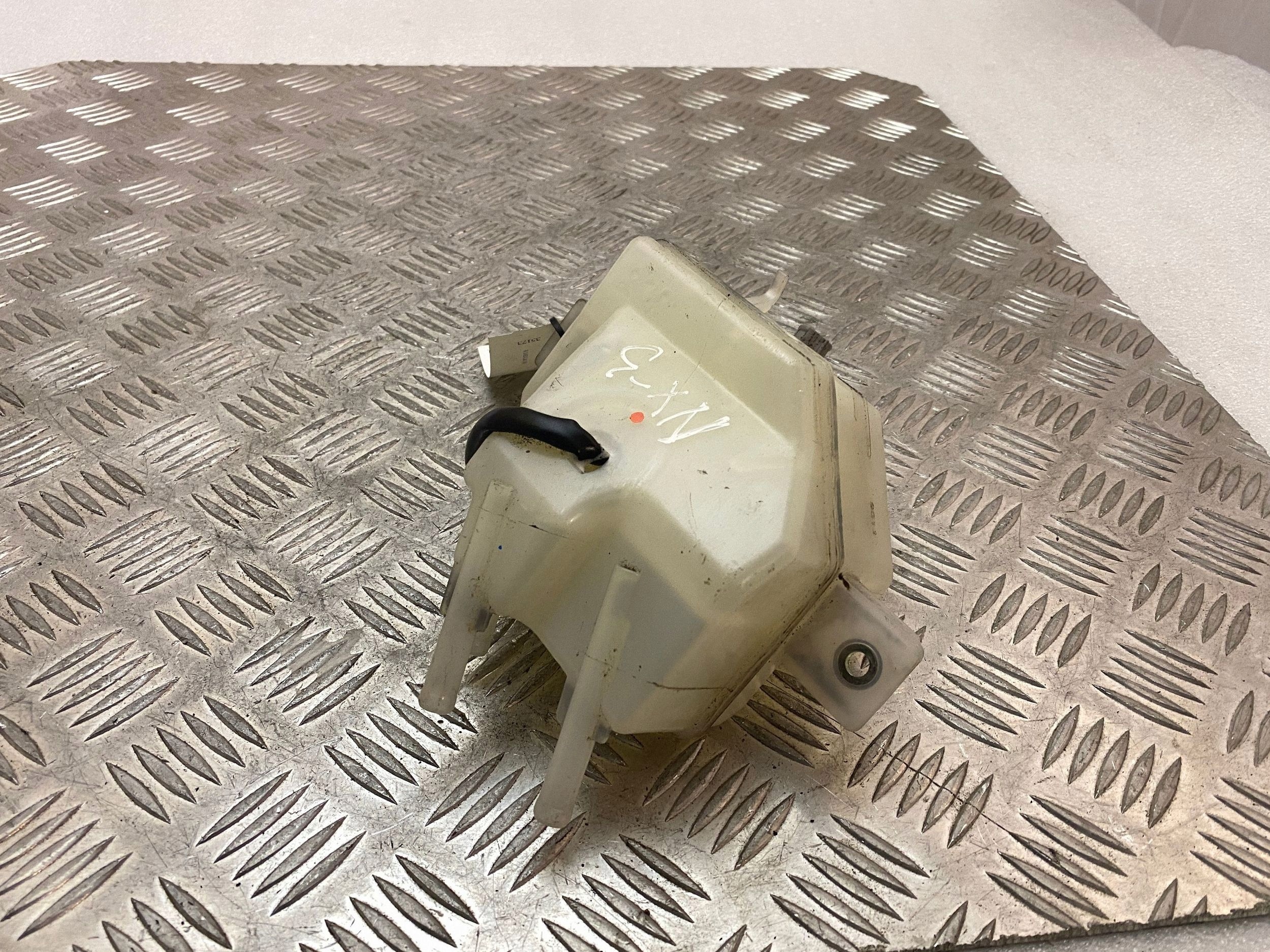 Bremsflüssigkeitsbehälter Lexus NX OEM UTO35173 image 3