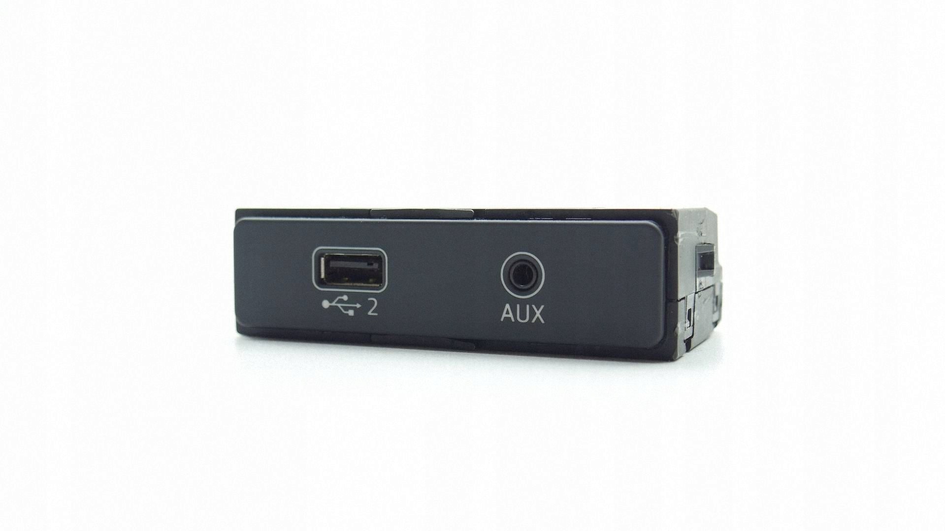 Prise USB AUX Audi OEM 8W0035708 - Occasion image 2