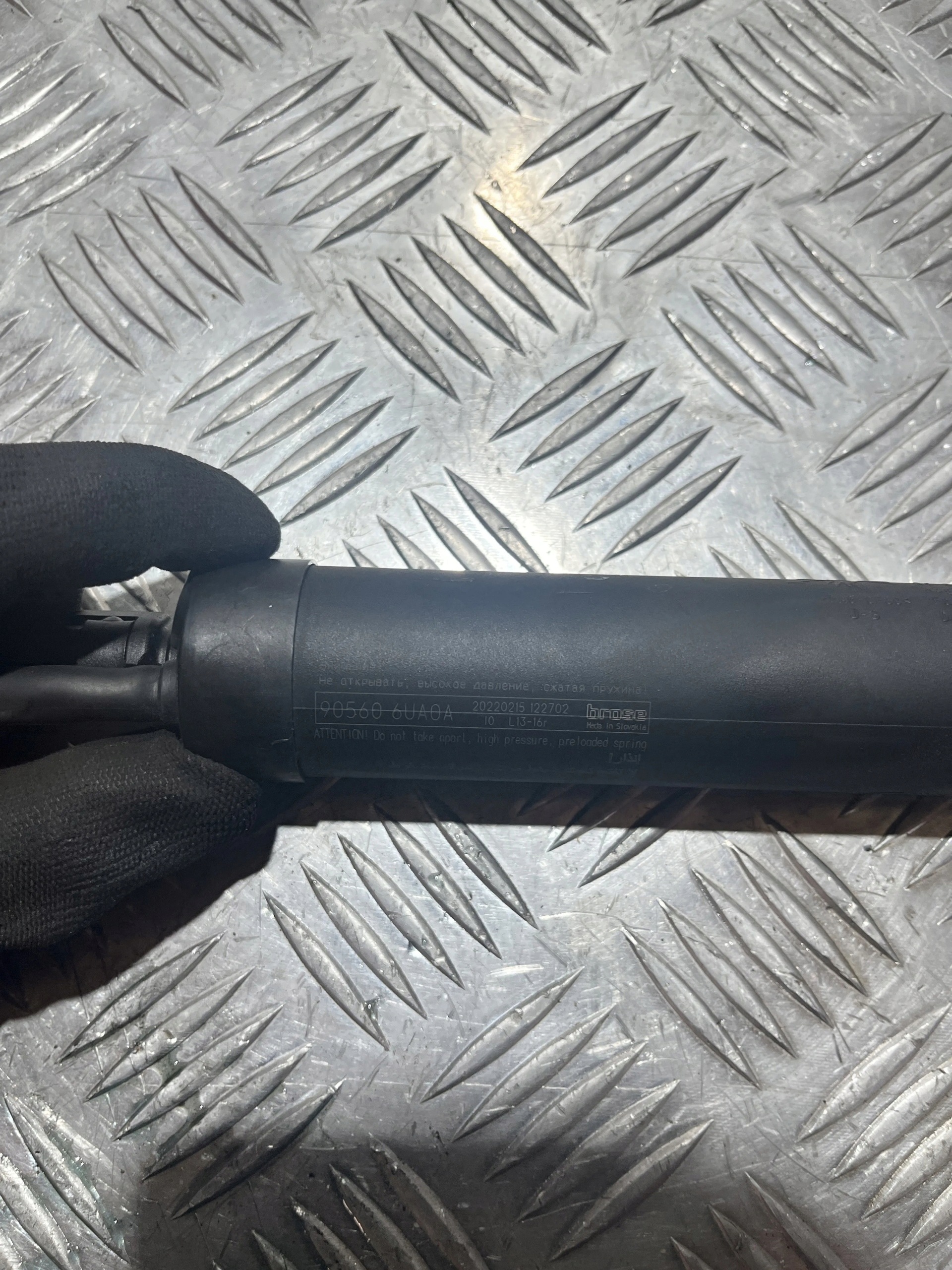 OEM 905606UA0A Sähköinen Takaluukun Aktuaattori Oikea Taka