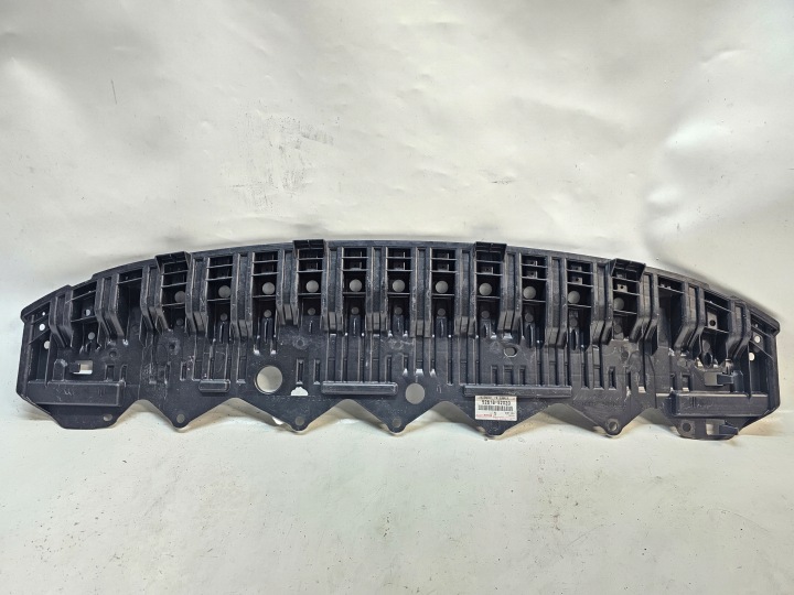 Puskurin alla oleva suojalevy Toyota Urban Cruiser 08-14 52618-52020 alkuperäinen