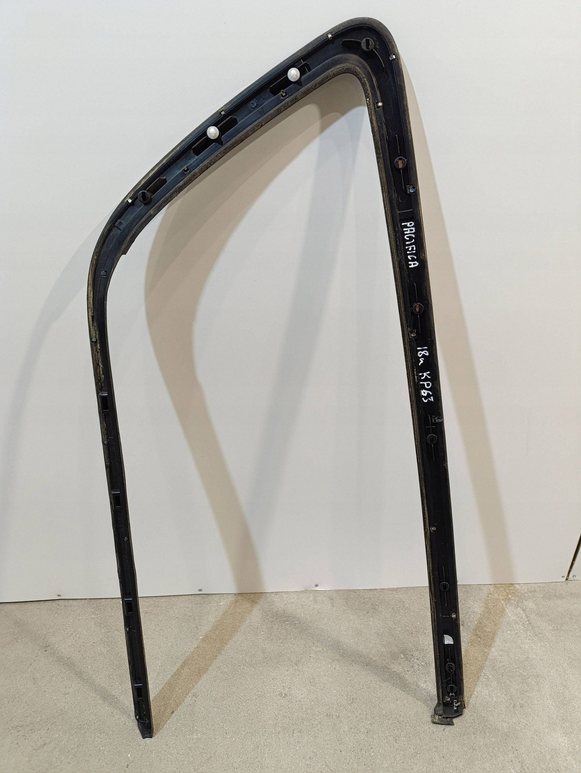 Chrysler Pacifica 2021 Left Rear Window Moulding 68227297A image 5