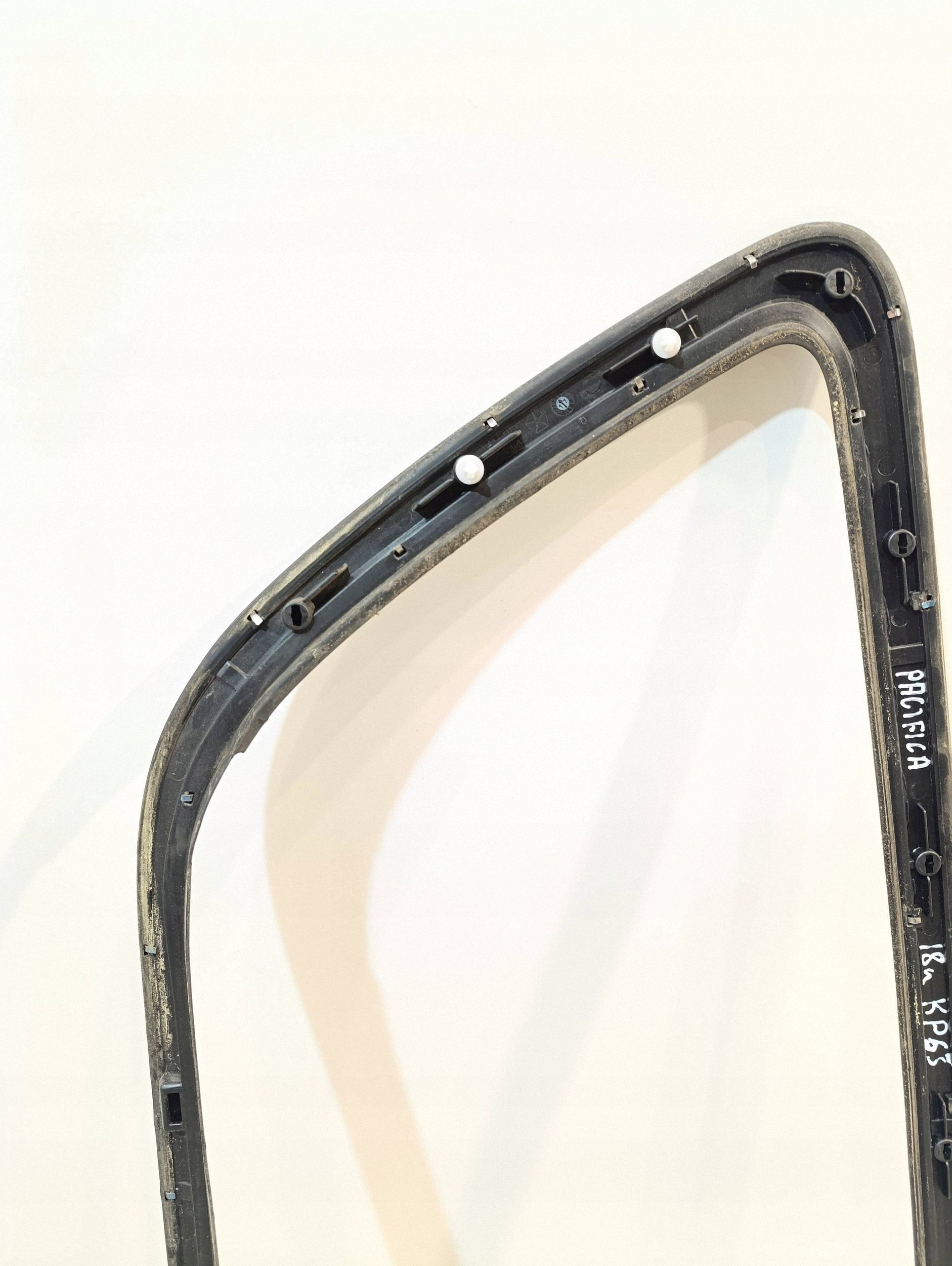 Chrysler Pacifica 2021 Left Rear Window Moulding 68227297A image 7