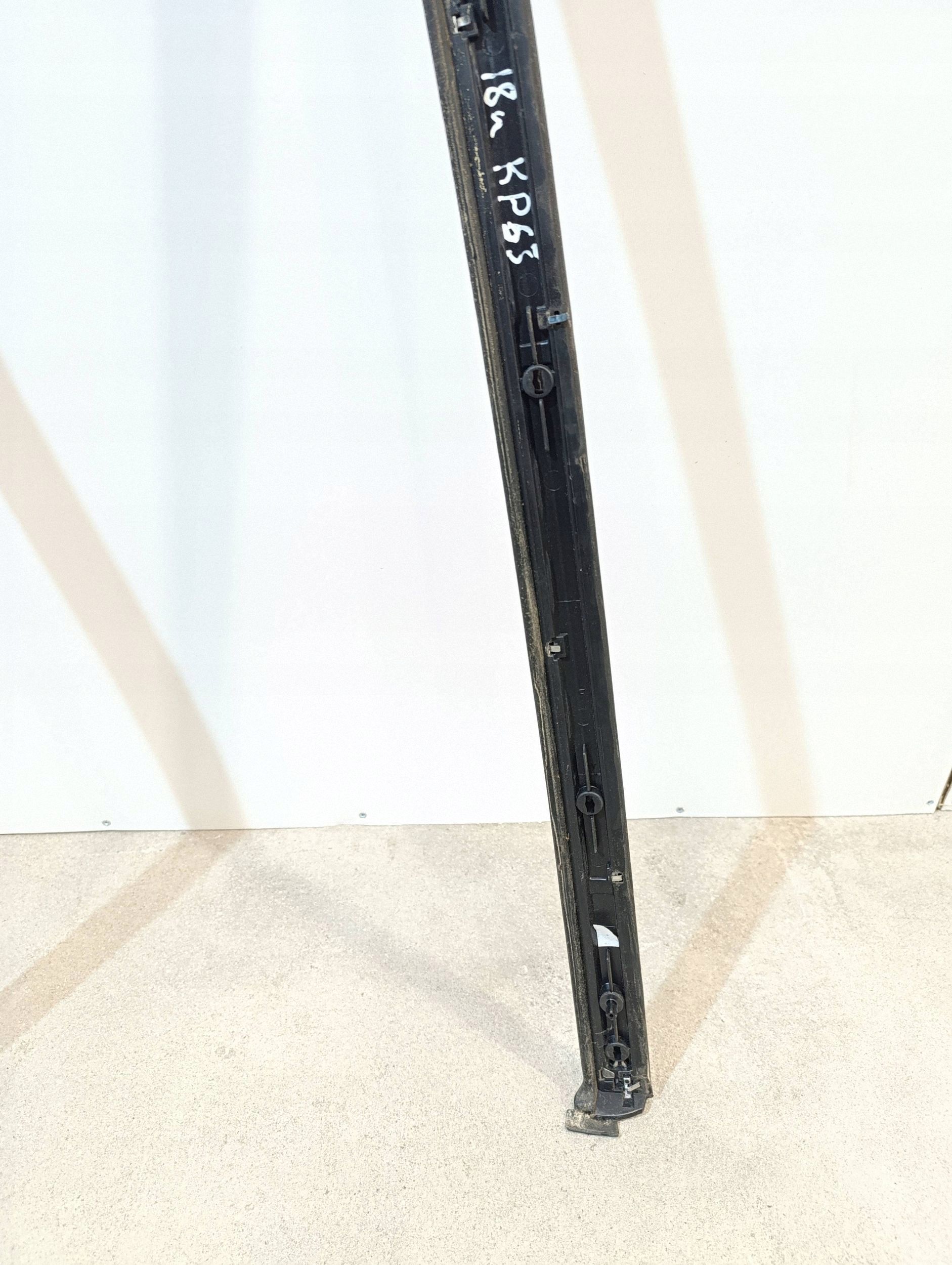 Chrysler Pacifica 2021 Left Rear Window Moulding 68227297A image 8