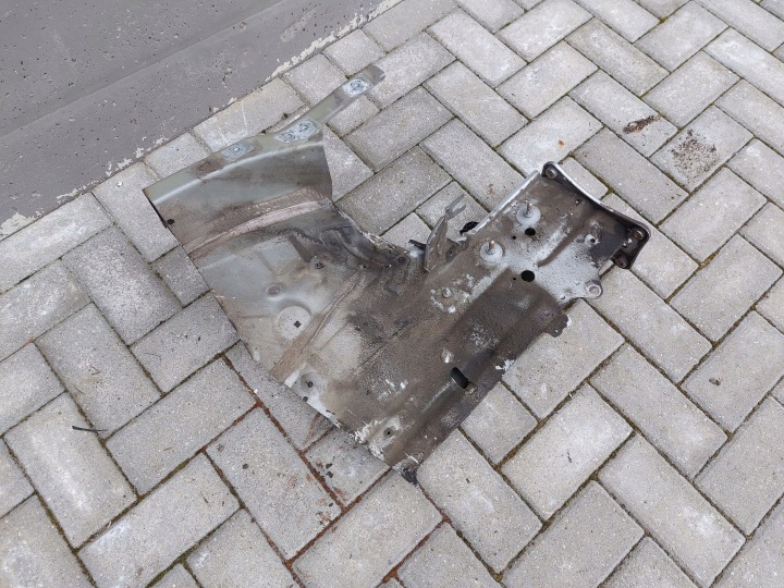 Pitkittäispalkki etu oikea VW Passat B8 5Q0804182A